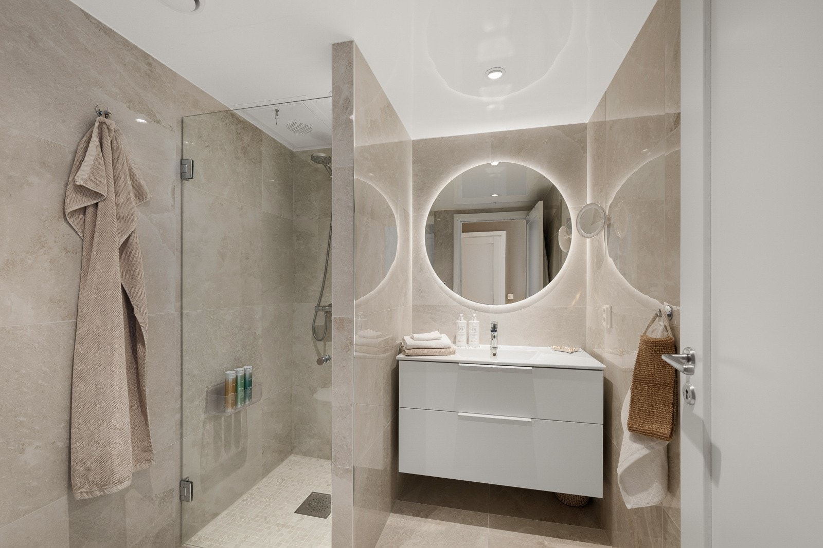 Delikat, flislagt bad med dusjnisje og moderne innredning, oppgradert i 2024. Galleribilde