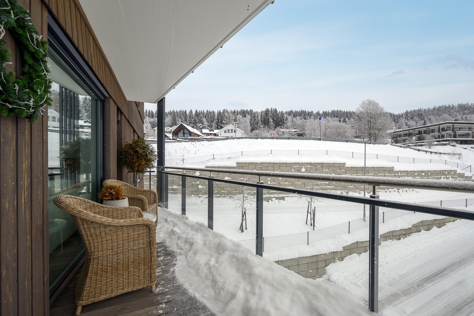 Rekkverket med glassfronter, gir en uhindret ,vidstrakt utsikt. Galleribilde