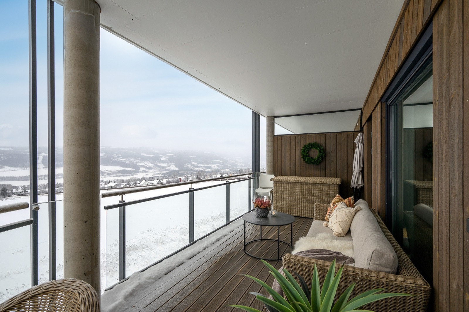 Vestvendt terrasse på 40 kvm som har god plass til å møblere i flere soner. Galleribilde