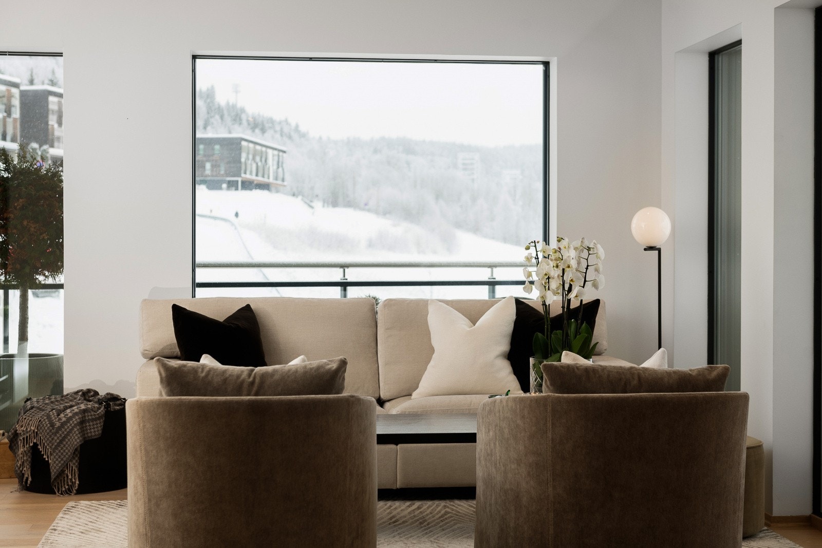 De store vinduene og ekstra takhøyde gir en god romfølelse og nærhet til omgivelsene. Galleribilde