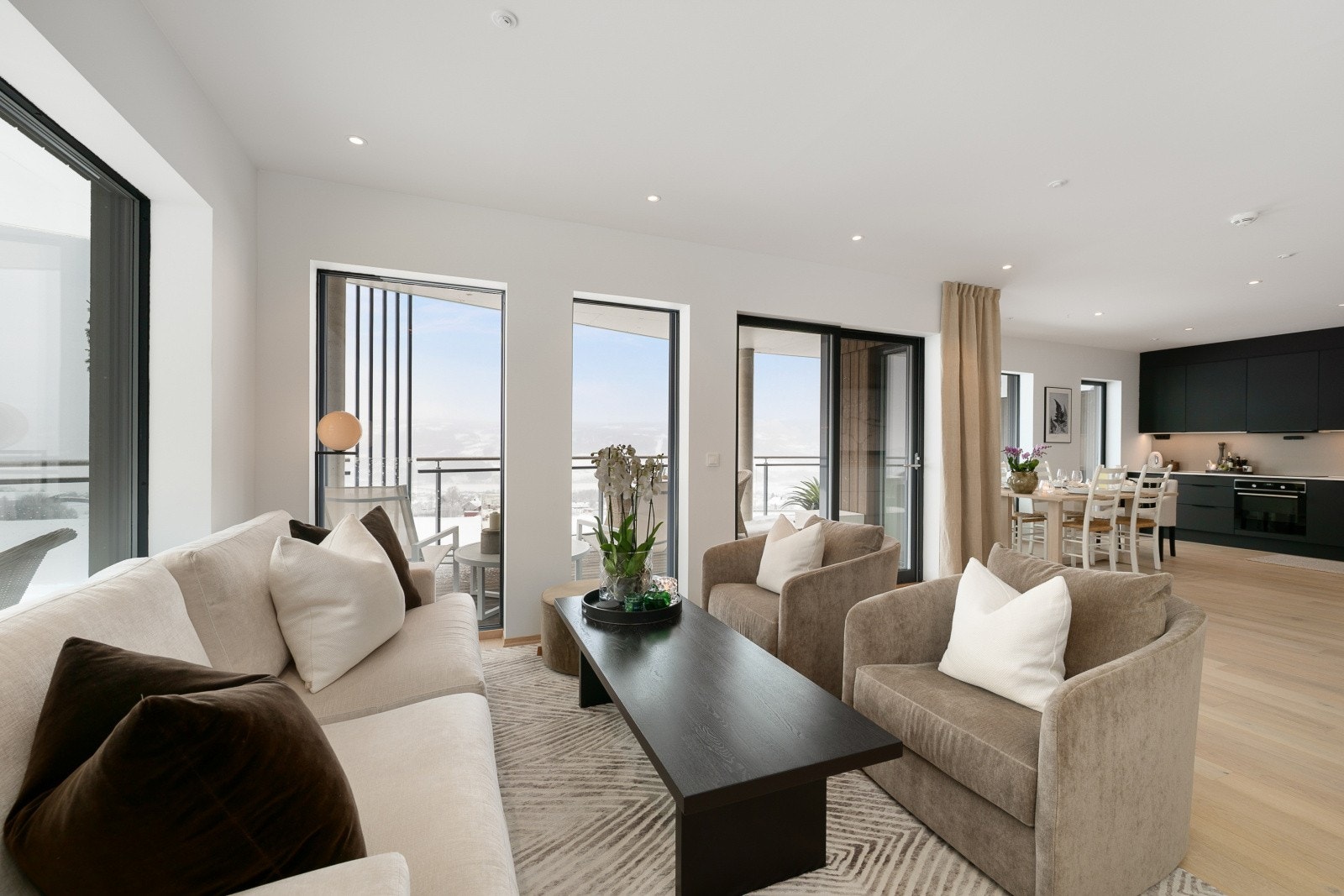 Den åpne løsningen mellom stue og kjøkken skaper en luftig og sosial atmosfære. Galleribilde