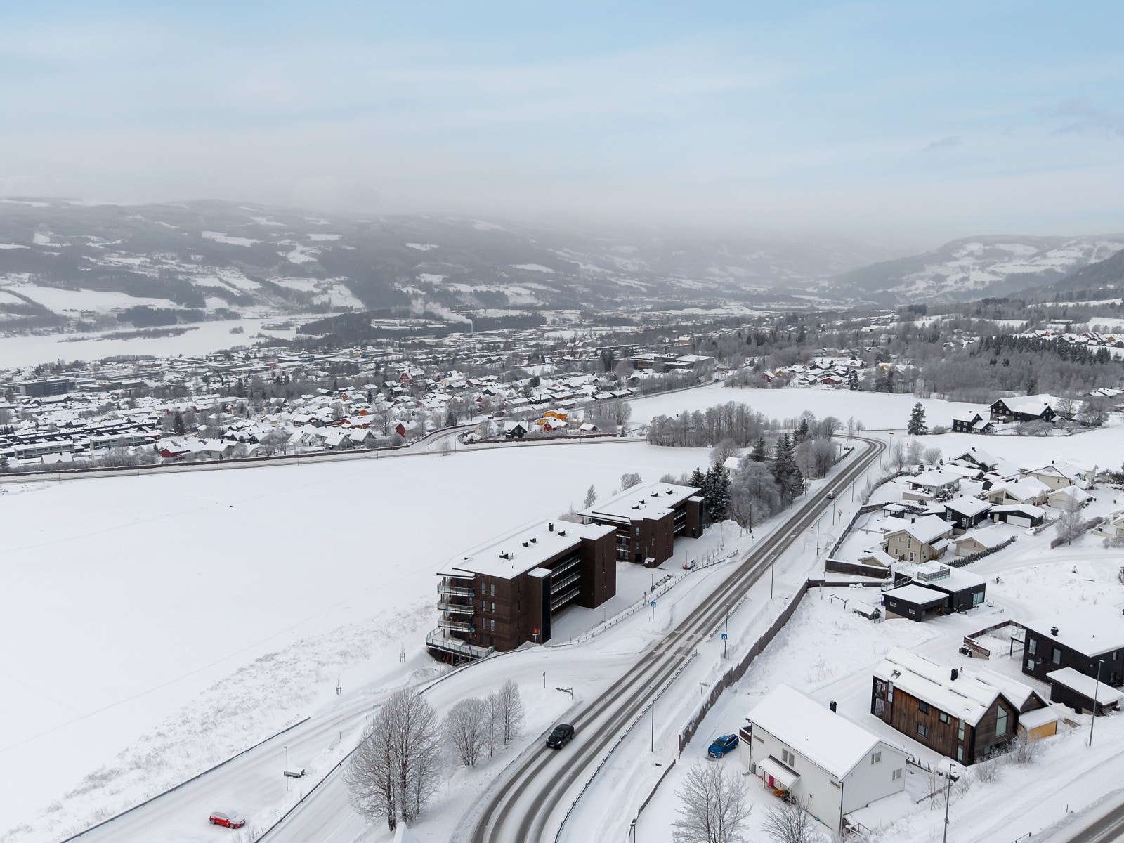 Kort kjøretur til Lillehammer sentrum med alle servicetilbud, bussholdeplass har du rett på oversiden av bygget. Galleribilde