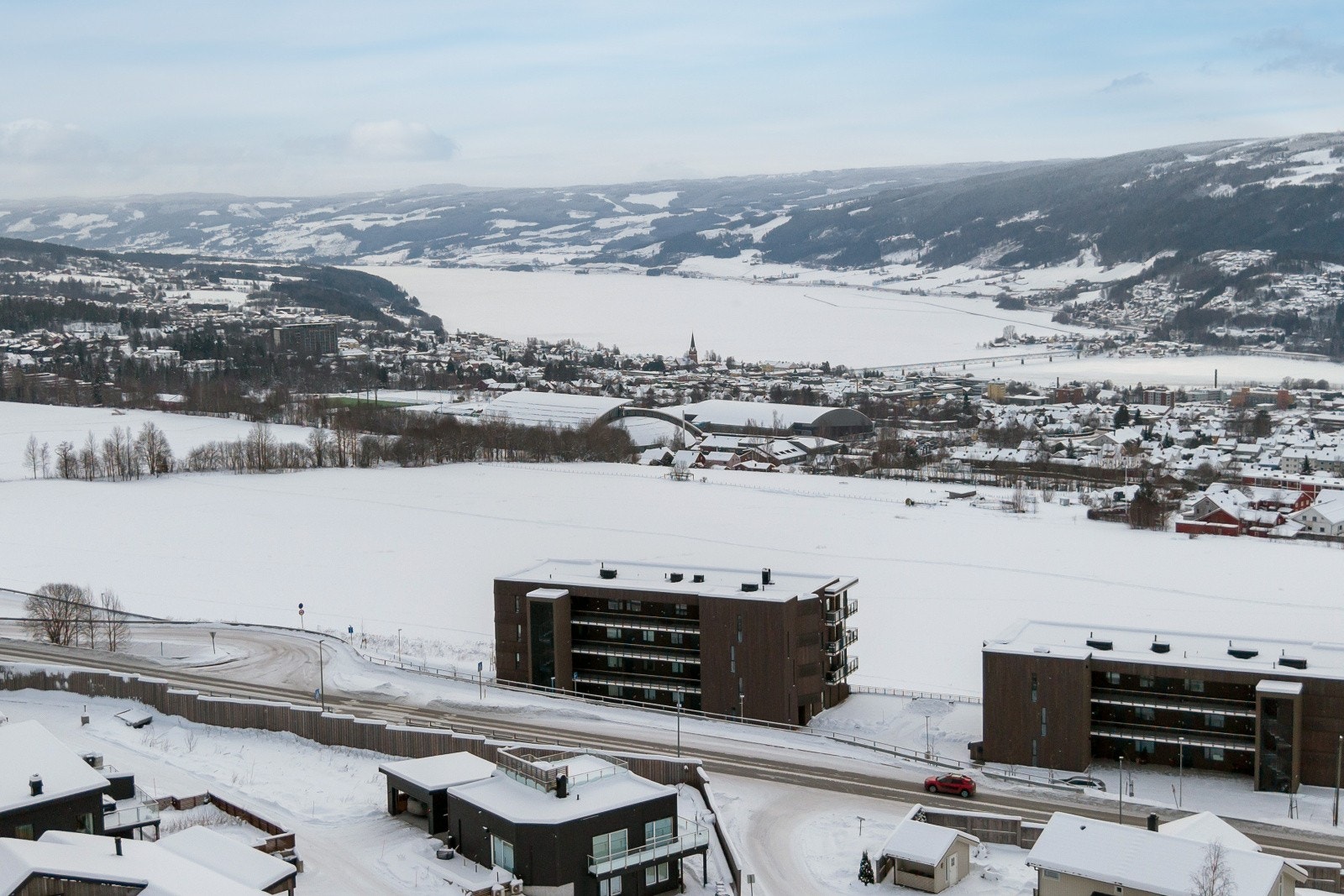 Boligen kombinerer nærhet til natur med byens fasiliteter, med skiløyper og turstier rett utenfor døren. Galleribilde