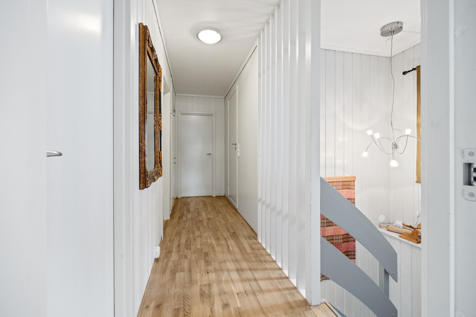 Gang - ca 9 kvm. Trapp ned til underetasje Galleribilde