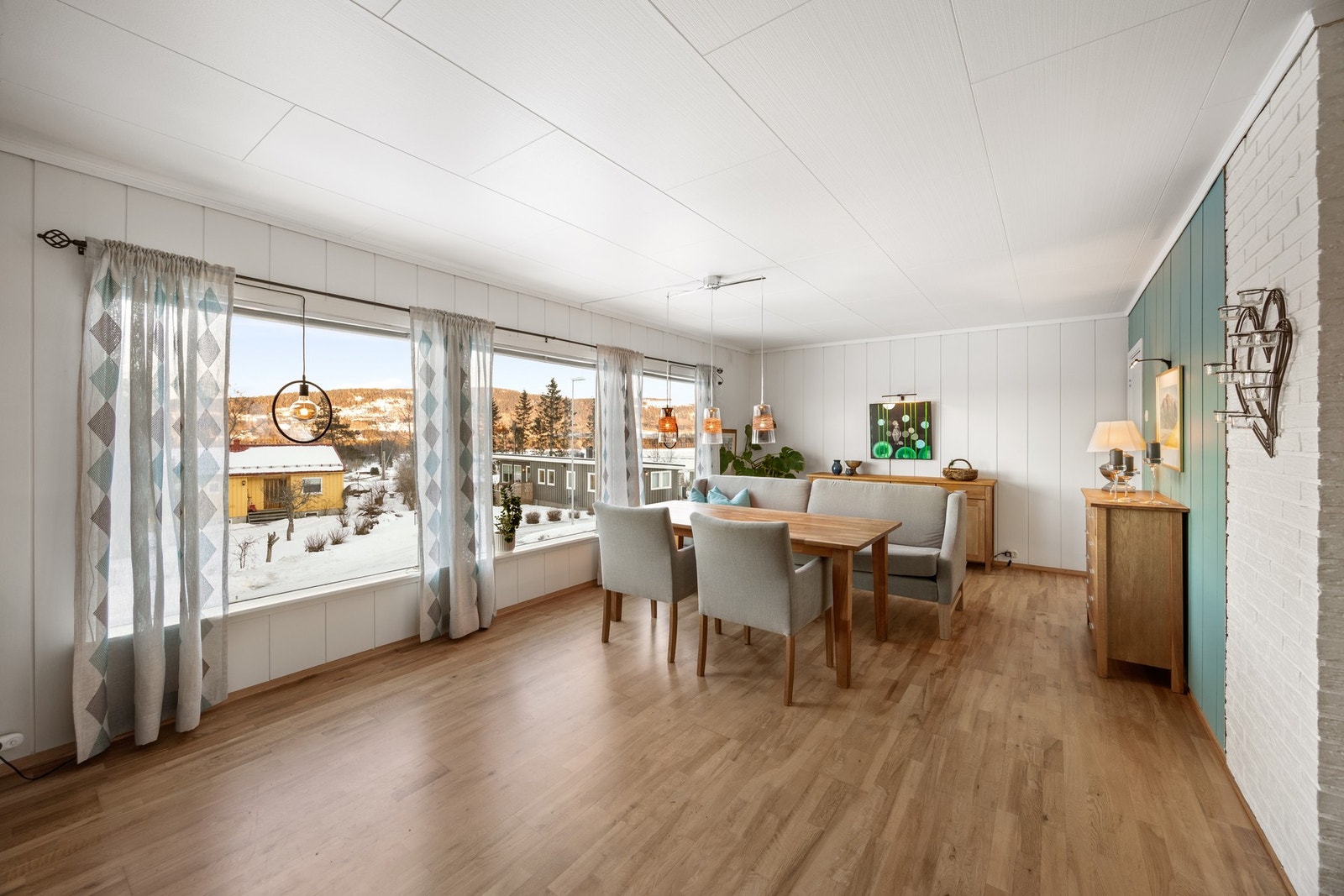 I stuen er det god plass til spisebord for flere gjester. Galleribilde