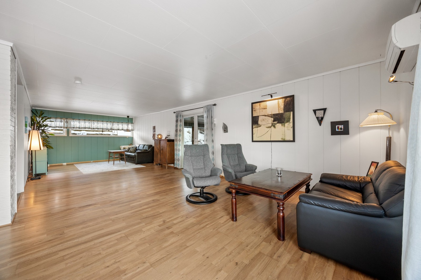 Det generøse stuearealet gir mange møbleringsmuligheter Galleribilde