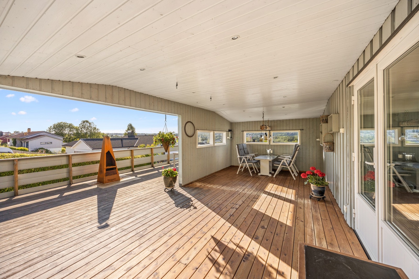 Deler av takoverbygd terrasse med downlights. Galleribilde