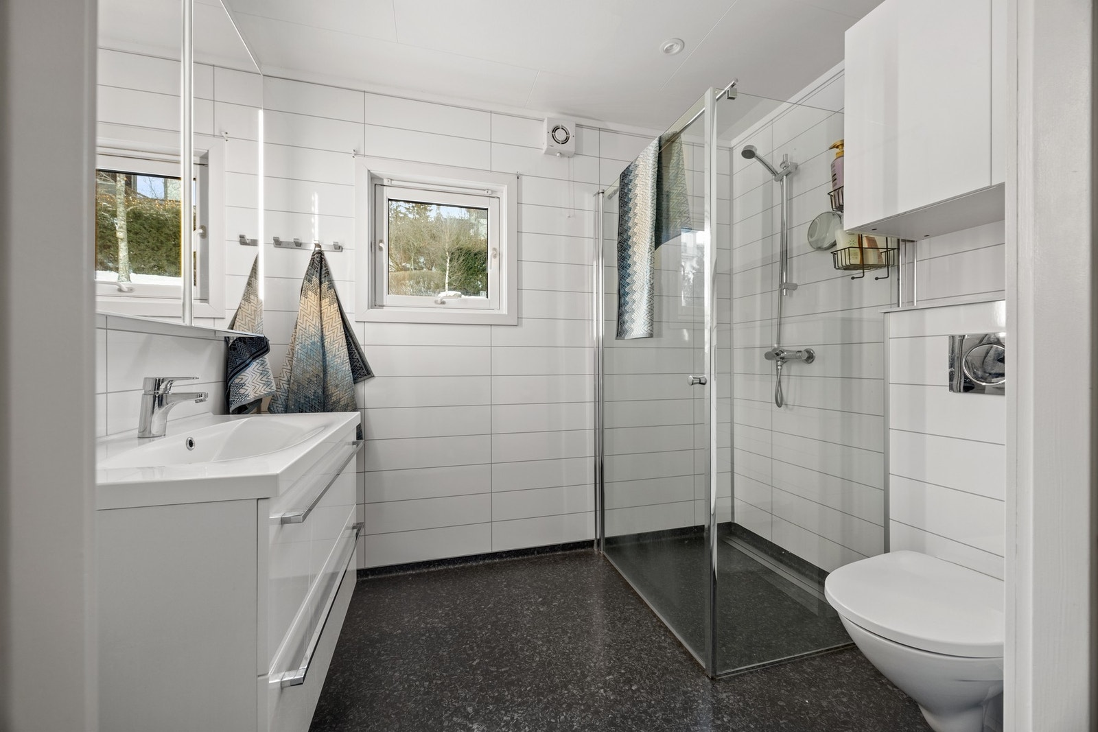 Bad - ca 5 kvm. Badet er oppusset i 2017. Det er gulvvarme og downlights. Galleribilde