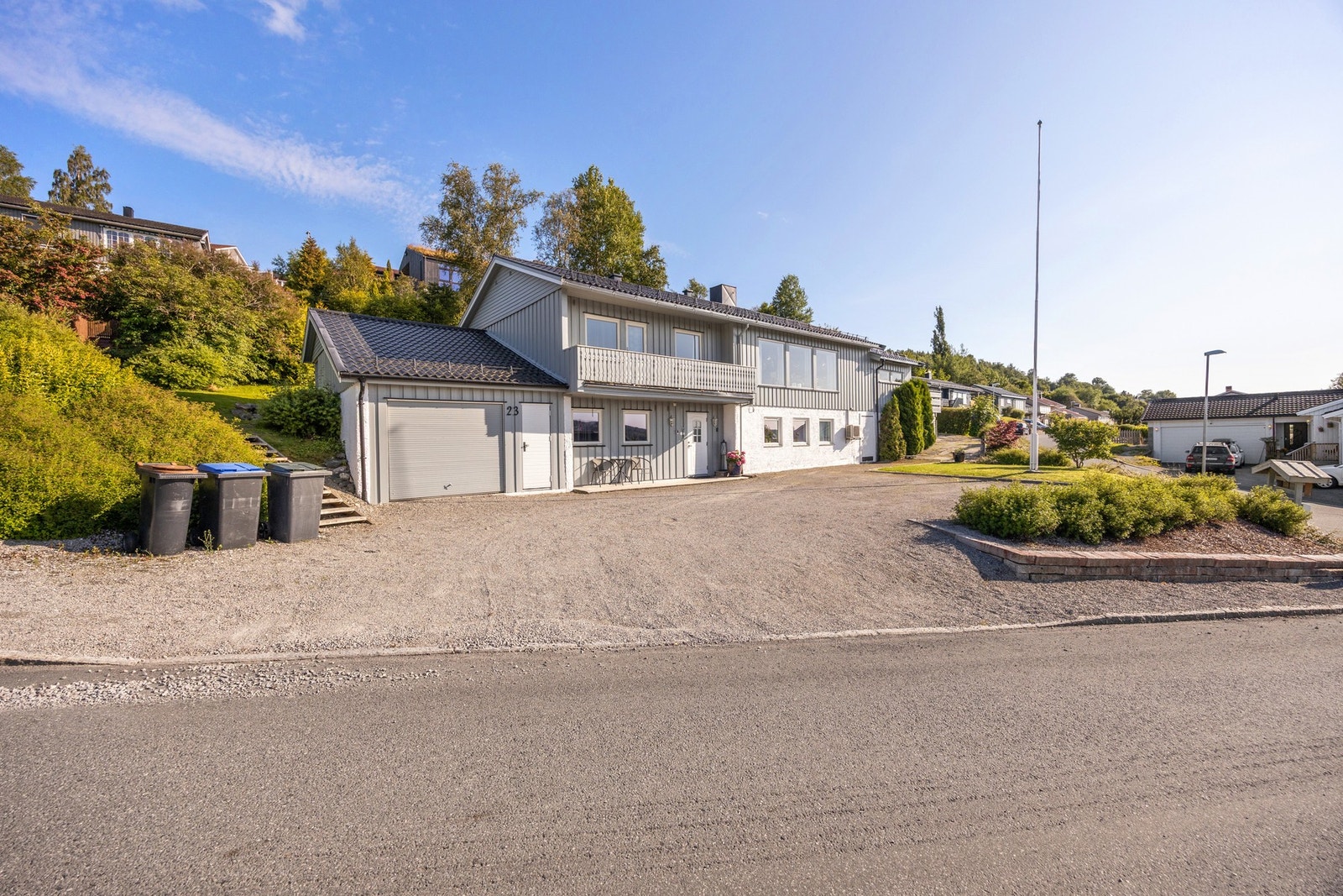 Garasjen er sammenbygd med boligen og måler ca 24 kvm. Galleribilde