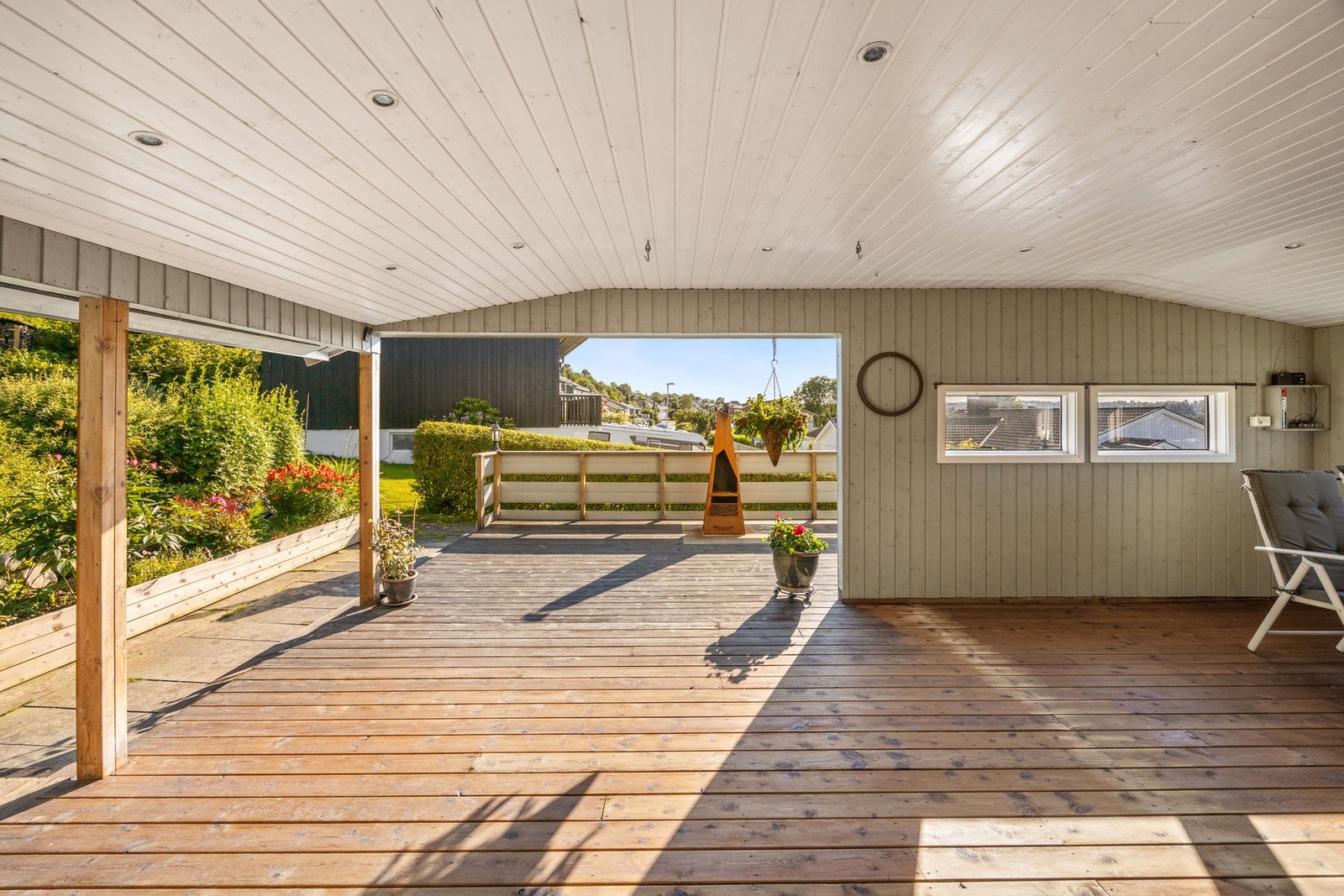 Fra stuen er det utgang til romslig terrasse Galleribilde