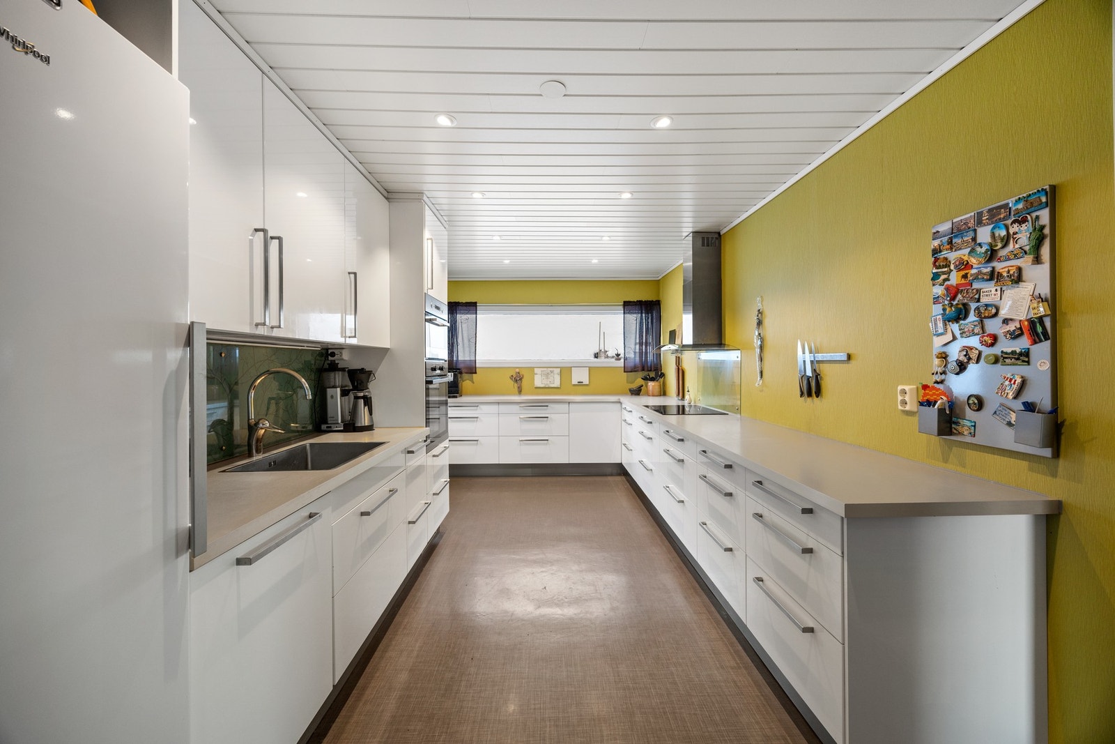 Kjøkken - ca 18 kvm. Downlights gir god grunnbelysning. Galleribilde