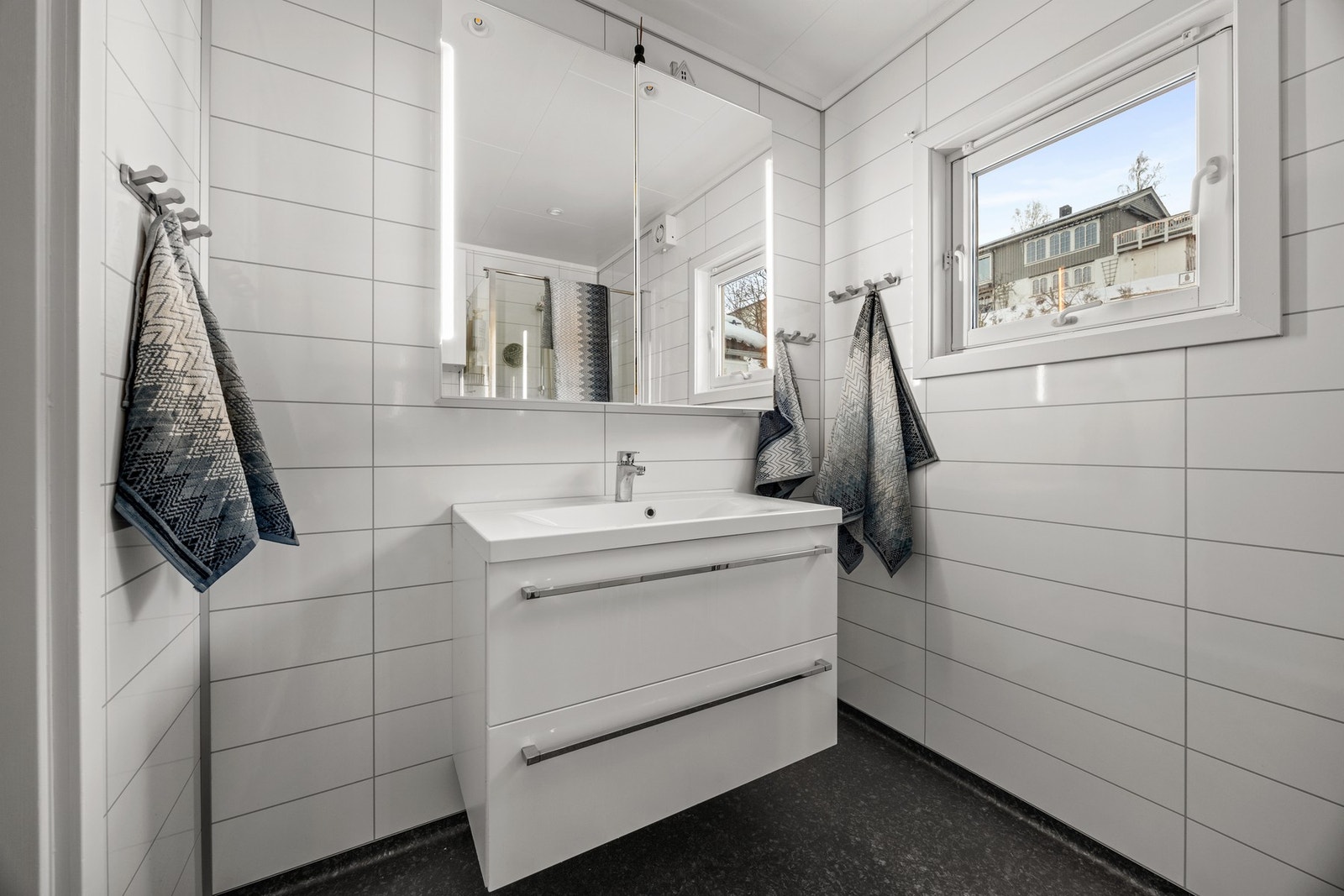 Utstyrt med servantskap, dusj og toalett Galleribilde