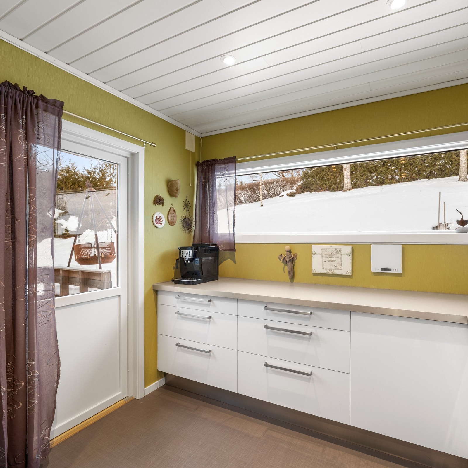 Det er godt med både benk- og oppbevaringsplass. Galleribilde