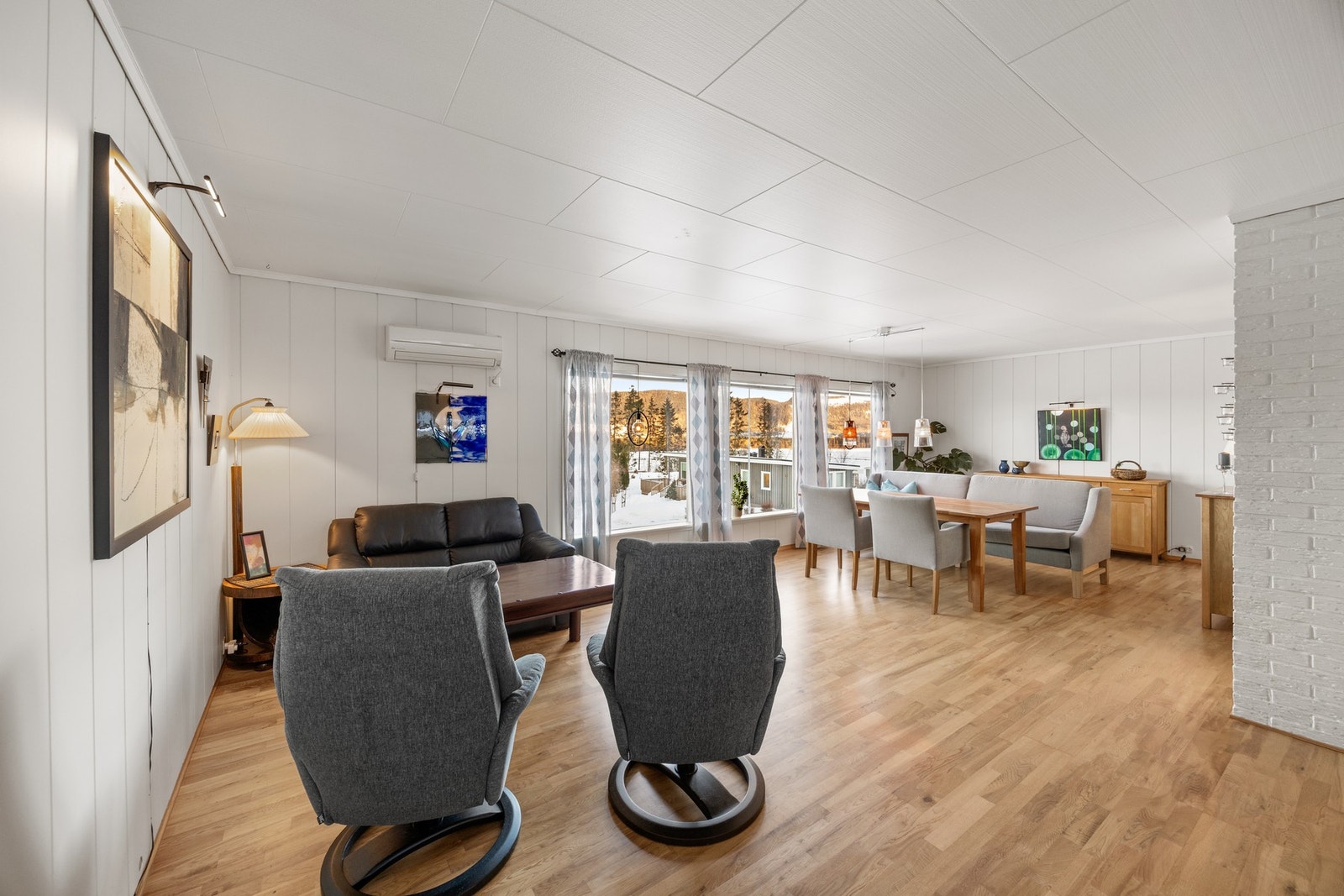 Stuen måler hele 54 kvm. Galleribilde