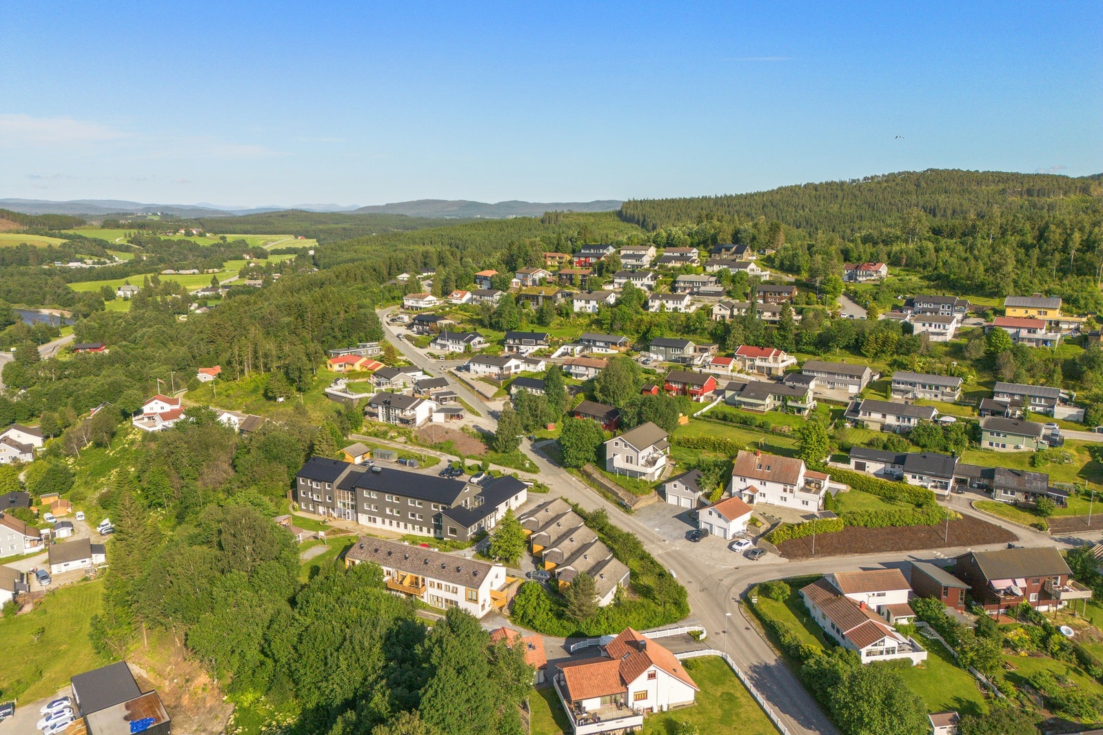 Ca 2 km til Steinkjer sentrum. Gangavstand til barnehage, skoler, idrettsanlegg og nærbutikk. Galleribilde