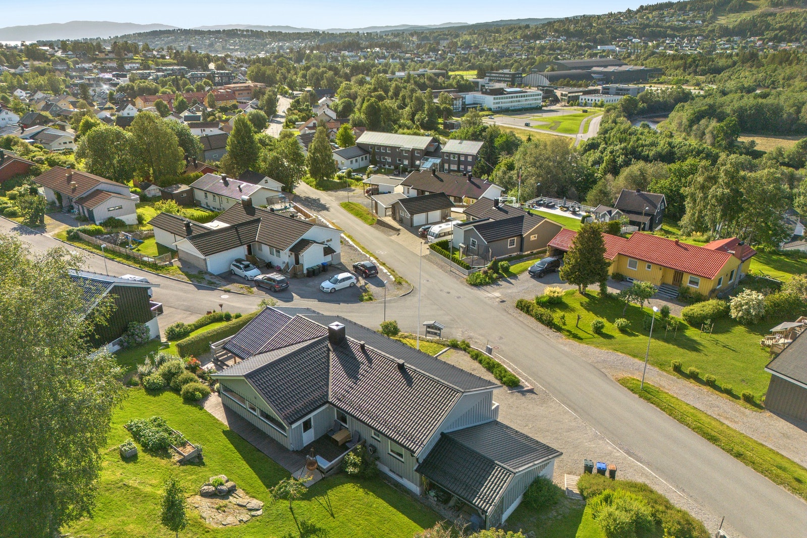 Godt vedlikeholdt og innholdsrik enebolig med bl. a. 5 soverom, 2 stuer og pent opparbeidet uteområde! Galleribilde