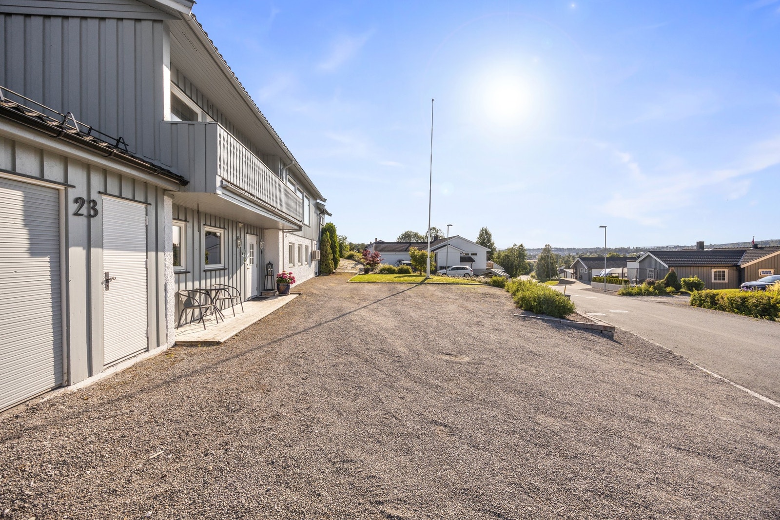 Romslig gårdsplass med oppstillingsplass for flere biler Galleribilde