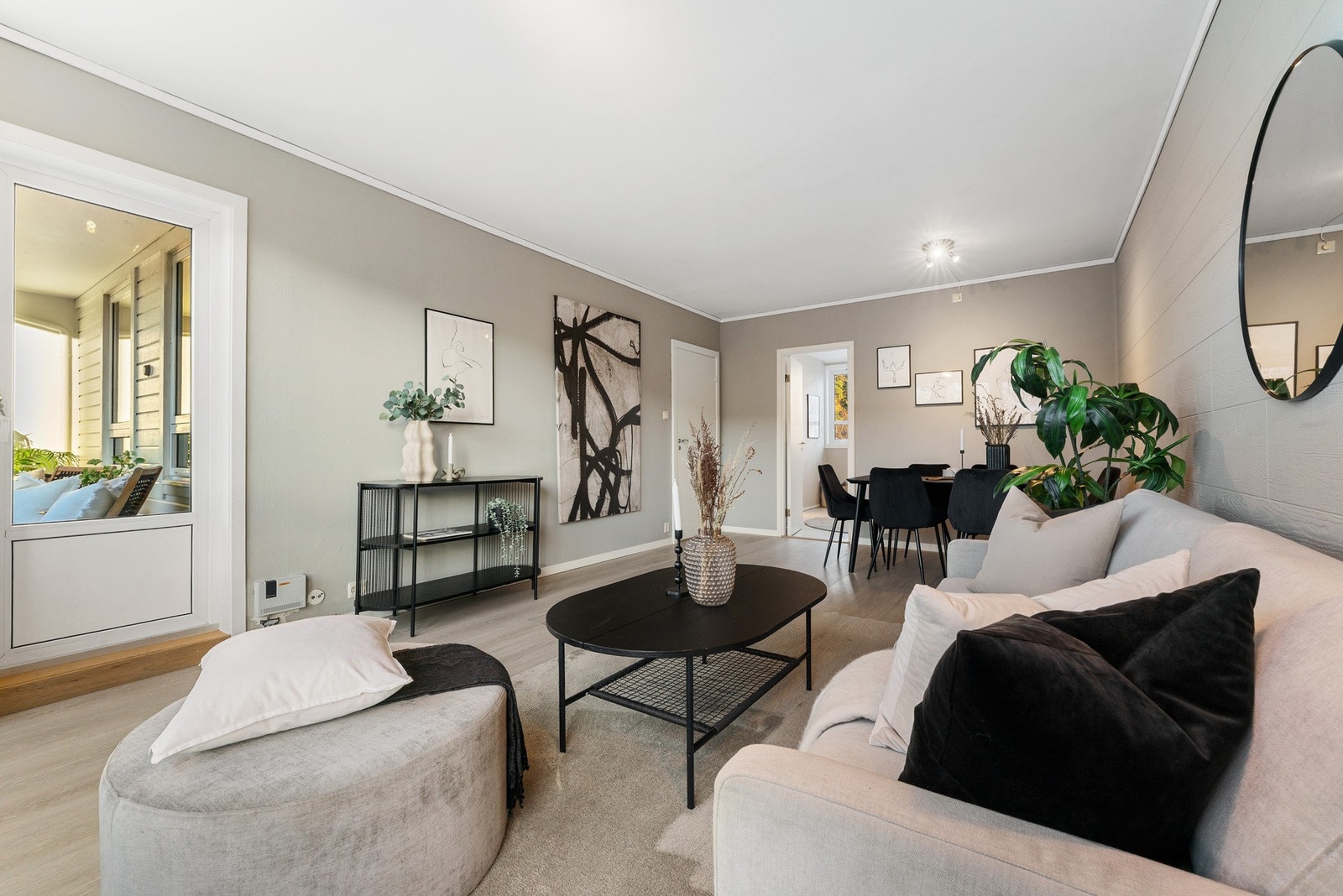 Utgang til balkong fra stuen Galleribilde