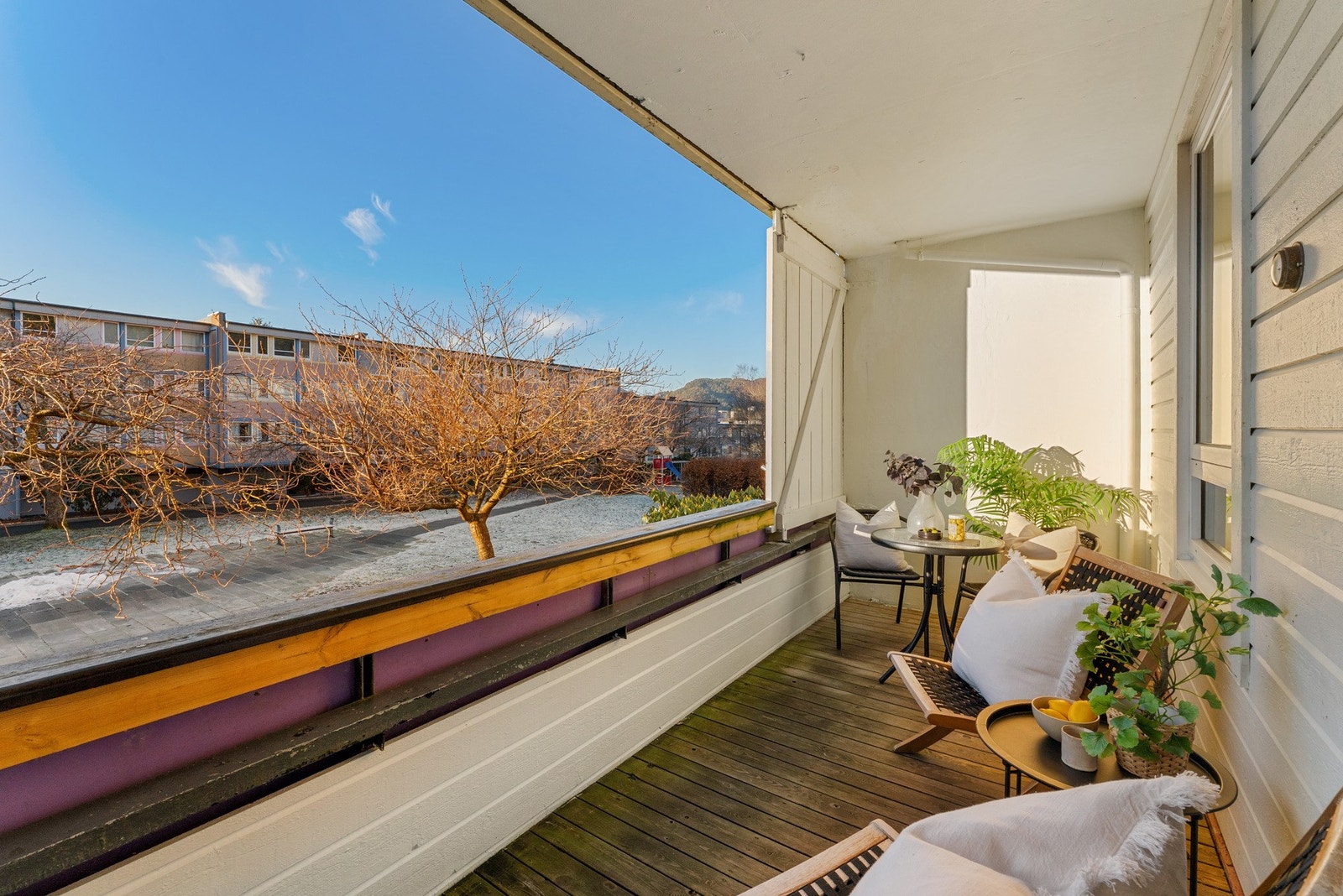 Balkongen er vestvendt og har gode solforhold Galleribilde