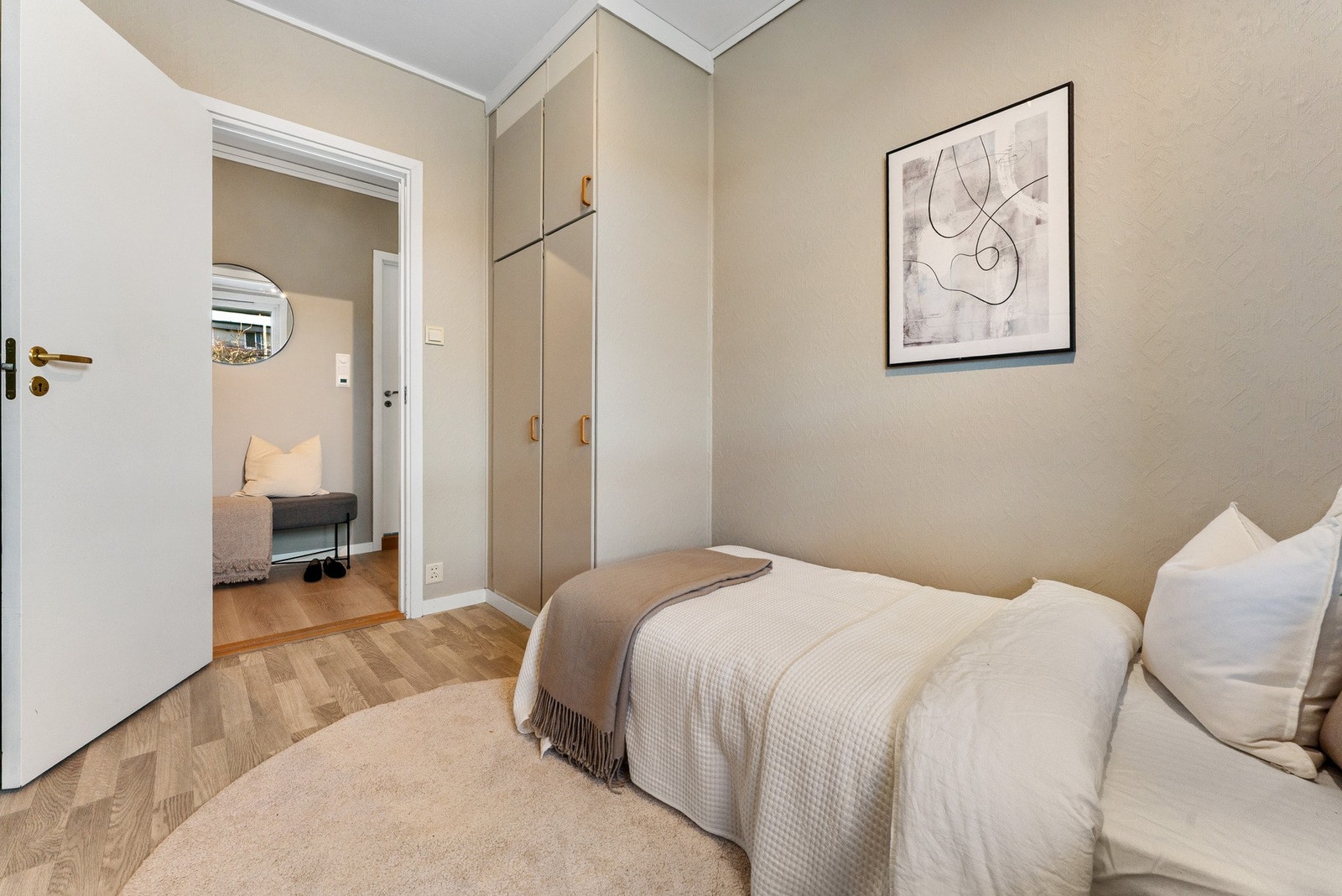 Garderobeskap med god plass Galleribilde