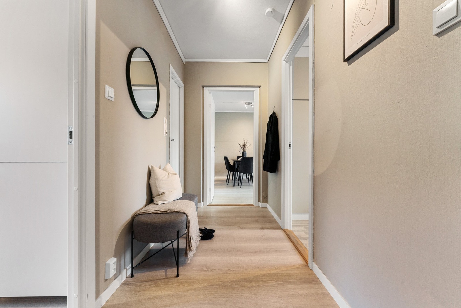 Entre/gang med mulighet for oppbevaringsmøbler Galleribilde