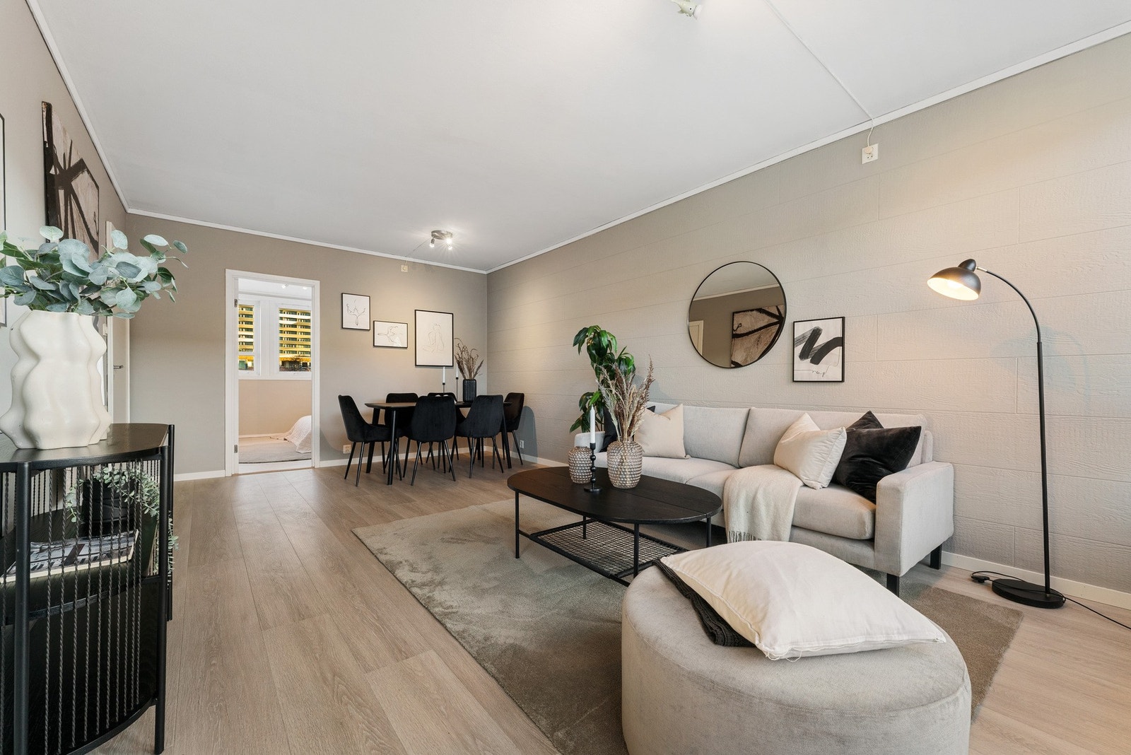 Romslig stue med fin plass til sittegruppe og spisestue Galleribilde