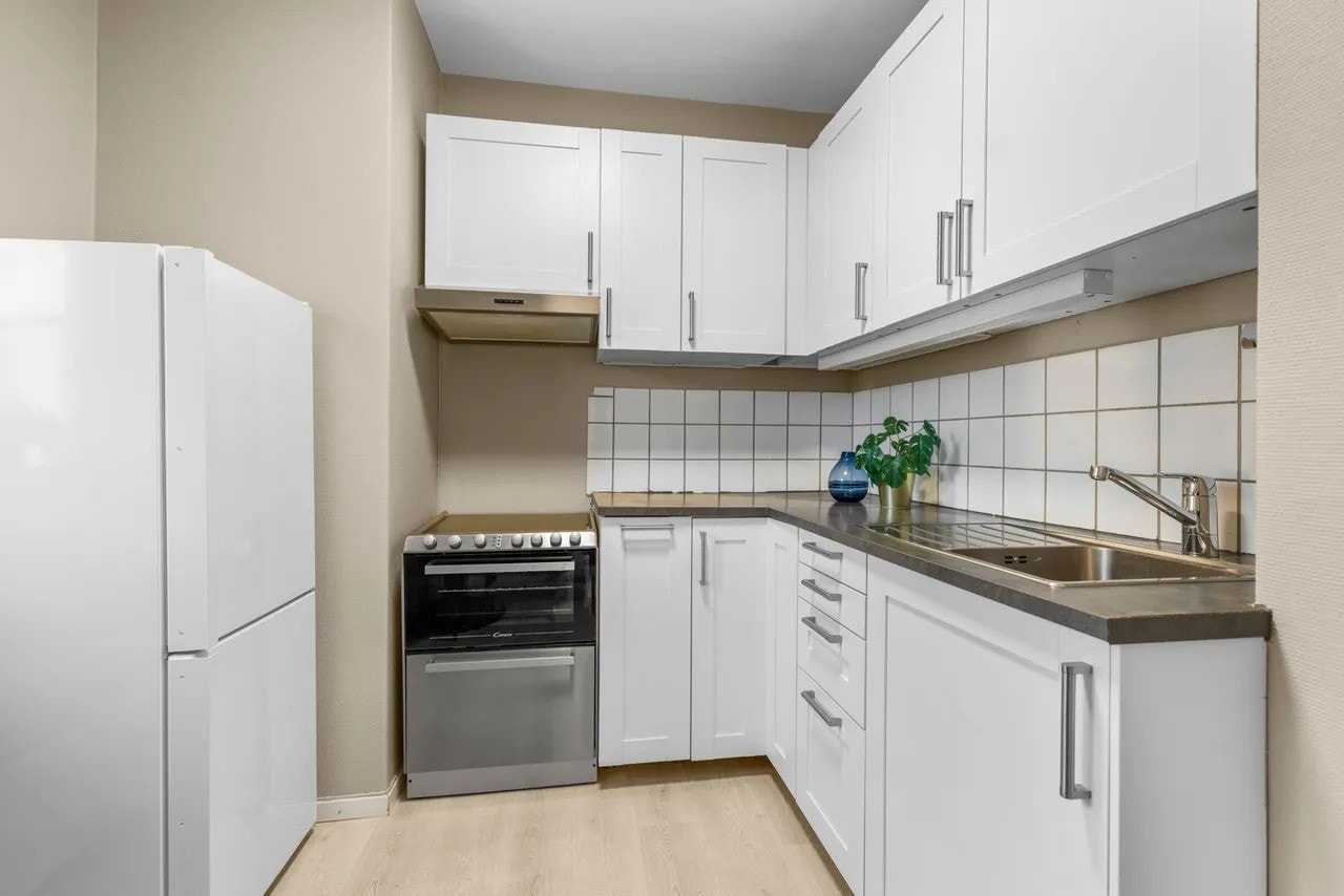 Hvitevarer på kjøkken følger med så lenge de virker. Galleribilde