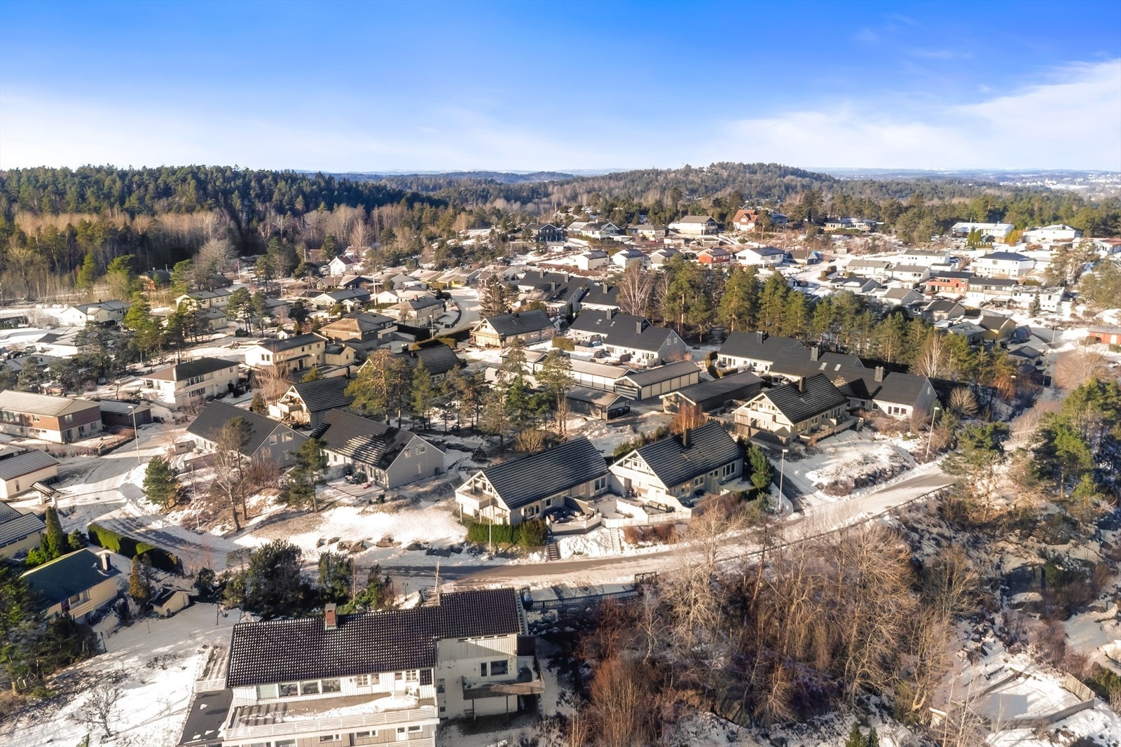 Det er ca 10 minutter med bil til Teie Torv med de fleste sentrumsfunksjoner, og ytterligere ca 5 minutter til Tønsberg sentrum med alle servicefasiliteter. Galleribilde
