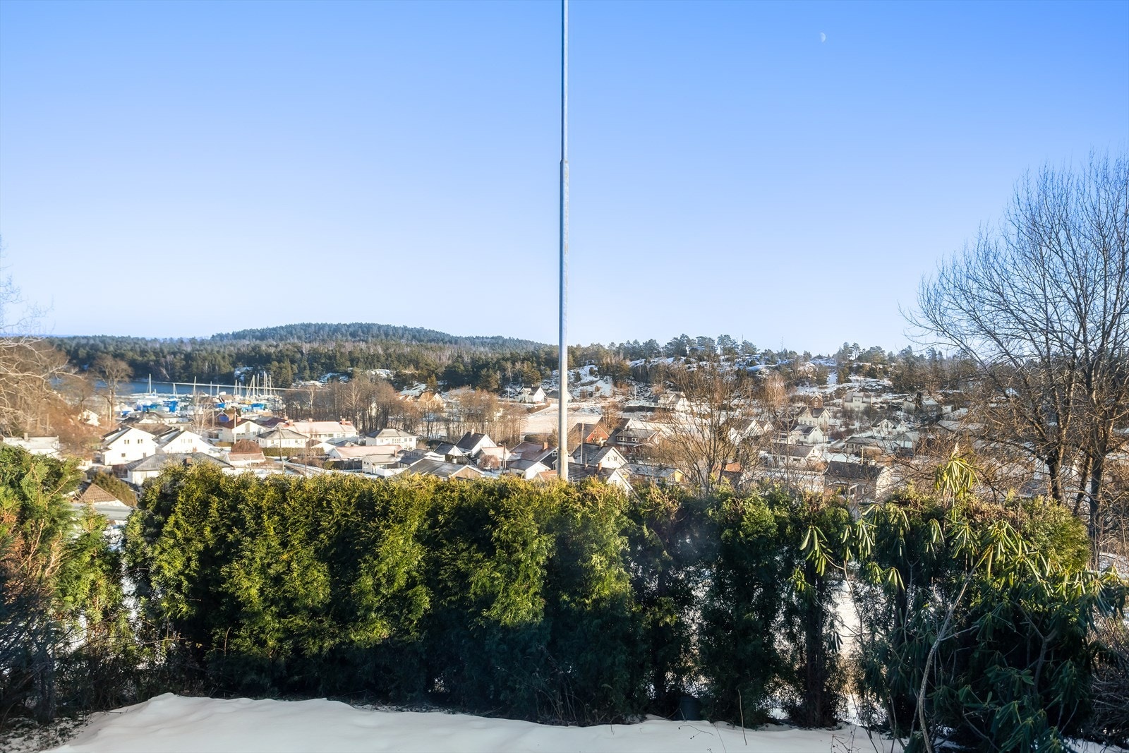 Leiligheten er beliggende i et veletablert og attraktiv boligområde i Hårkollen/Skallestad. Galleribilde