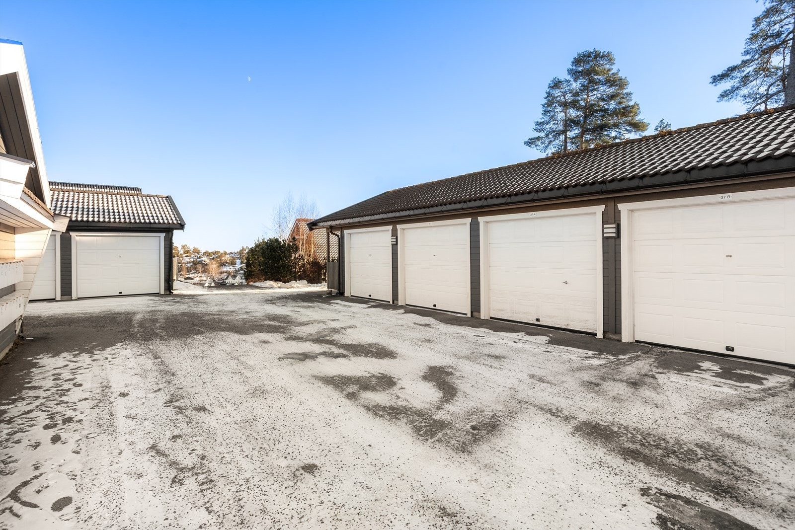 Leiligheten disponerer garasjeplass. Garasjeleie er inkludert i felleskostnadene. Galleribilde