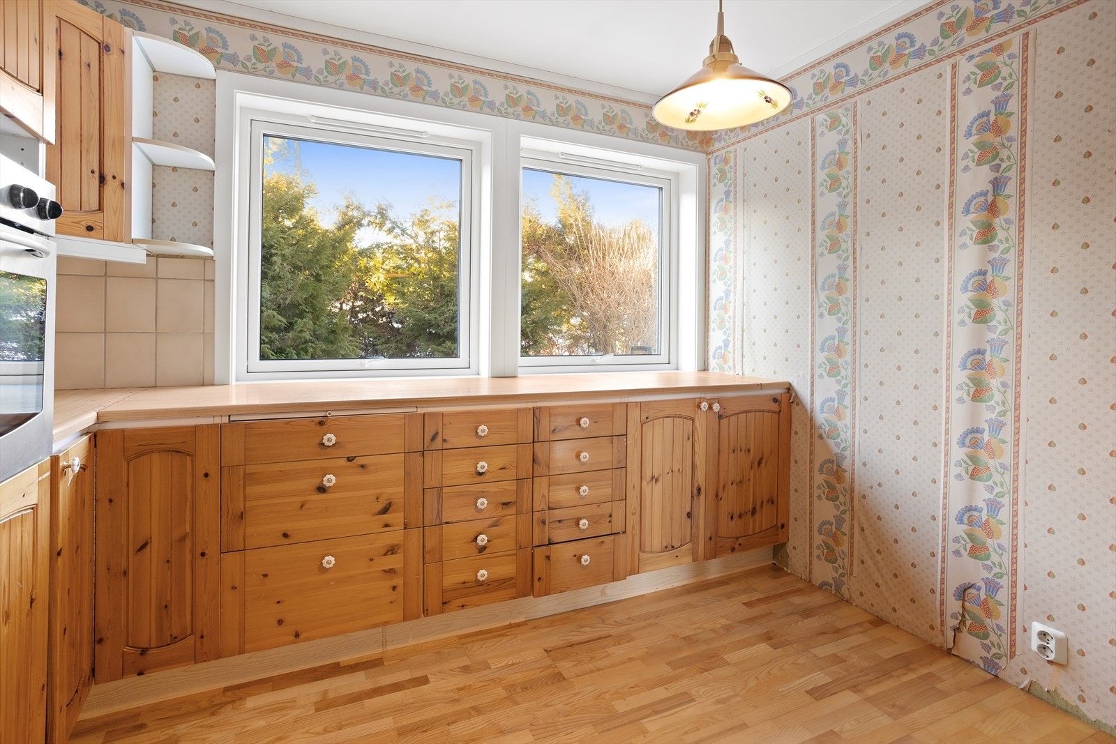 Det er platetopp og stekeovn, og frittstående hvitevarer med plass til oppvaskmaskin og kjøleskap. Galleribilde