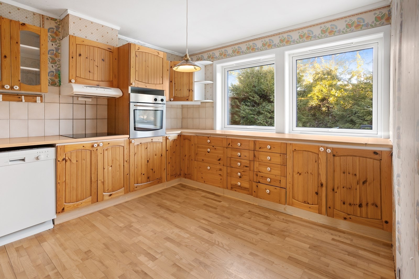 Kjøkkenet har innredning med profilerte lakkerte heltrefronter. Benkeplaten er av laminat. Galleribilde