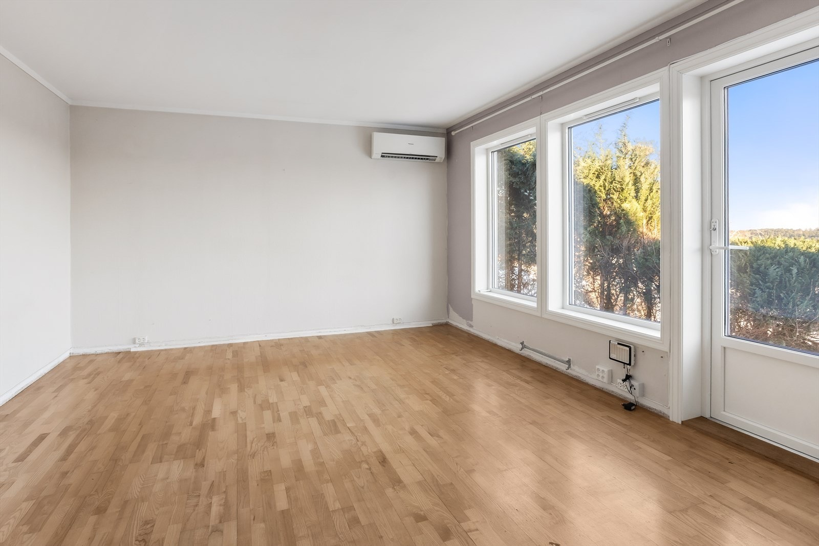 Innvendig er det gulv av parkett, teppe og belegg. Veggene har tapet. Innvendige tak har malte plater og himlingsplater. Galleribilde