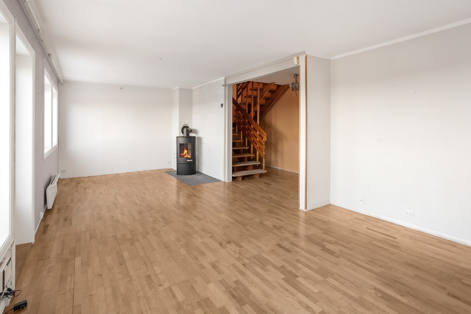 I stua er det pipe med nytt røykrør og vedovn samt luft-luft varmepumpe i stue. Galleribilde