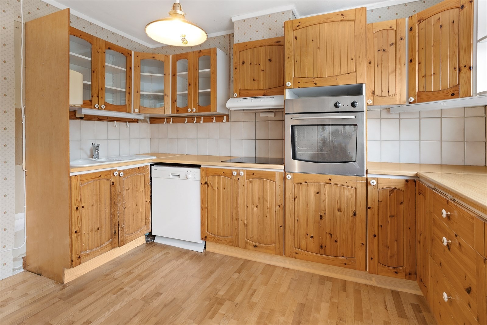 Det er montert komfyrvakt. Det er kjøkkenventilator med avtrekk ut. Galleribilde