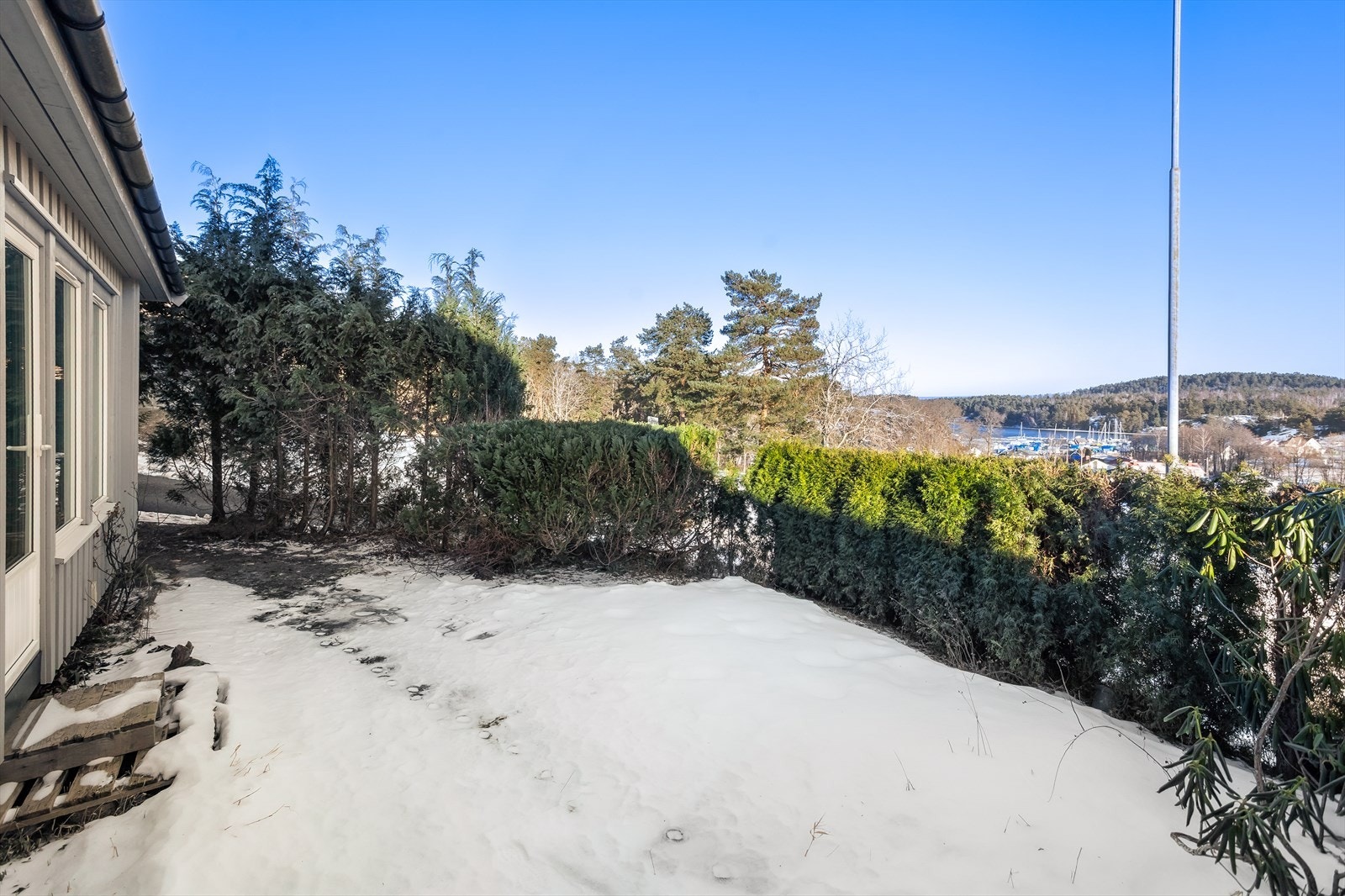 Området er stille og rolig, med fine tur- og skogsområder i nærområde samt badeplasser og småbåthavn. Galleribilde