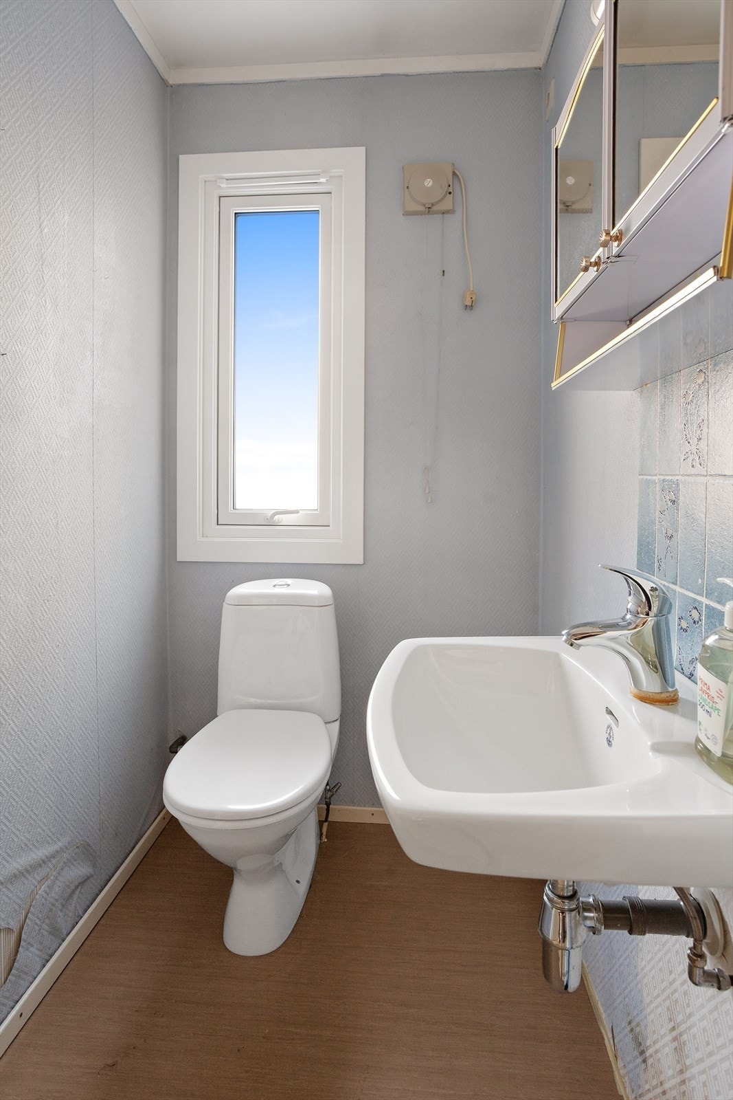 Toalettrom med håndvask i 1. etasje. Galleribilde