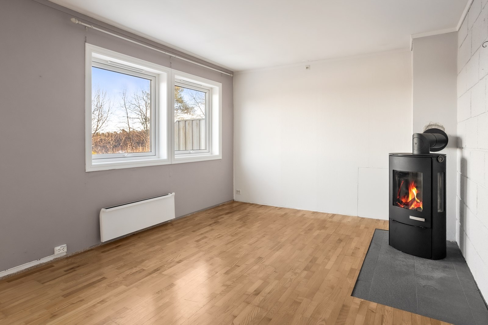 Stue med store vindusflater som slipper inn godt med lys. Galleribilde