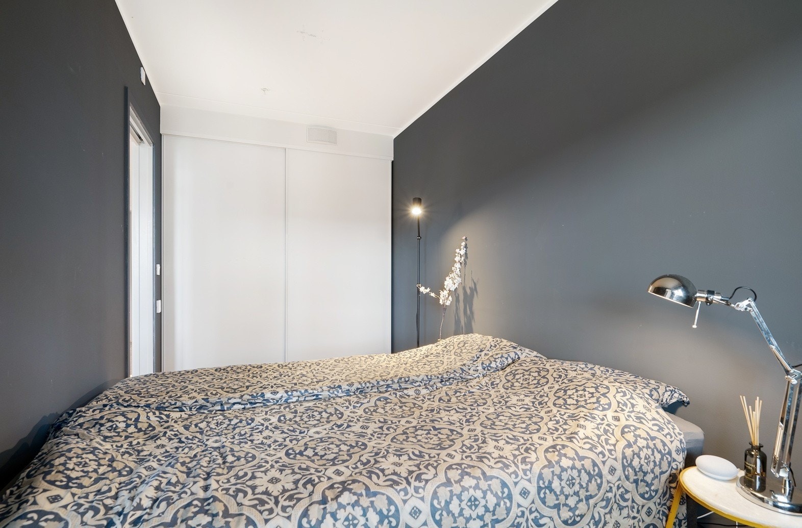 Soverom med skap og plass til dobbeltseng. Galleribilde