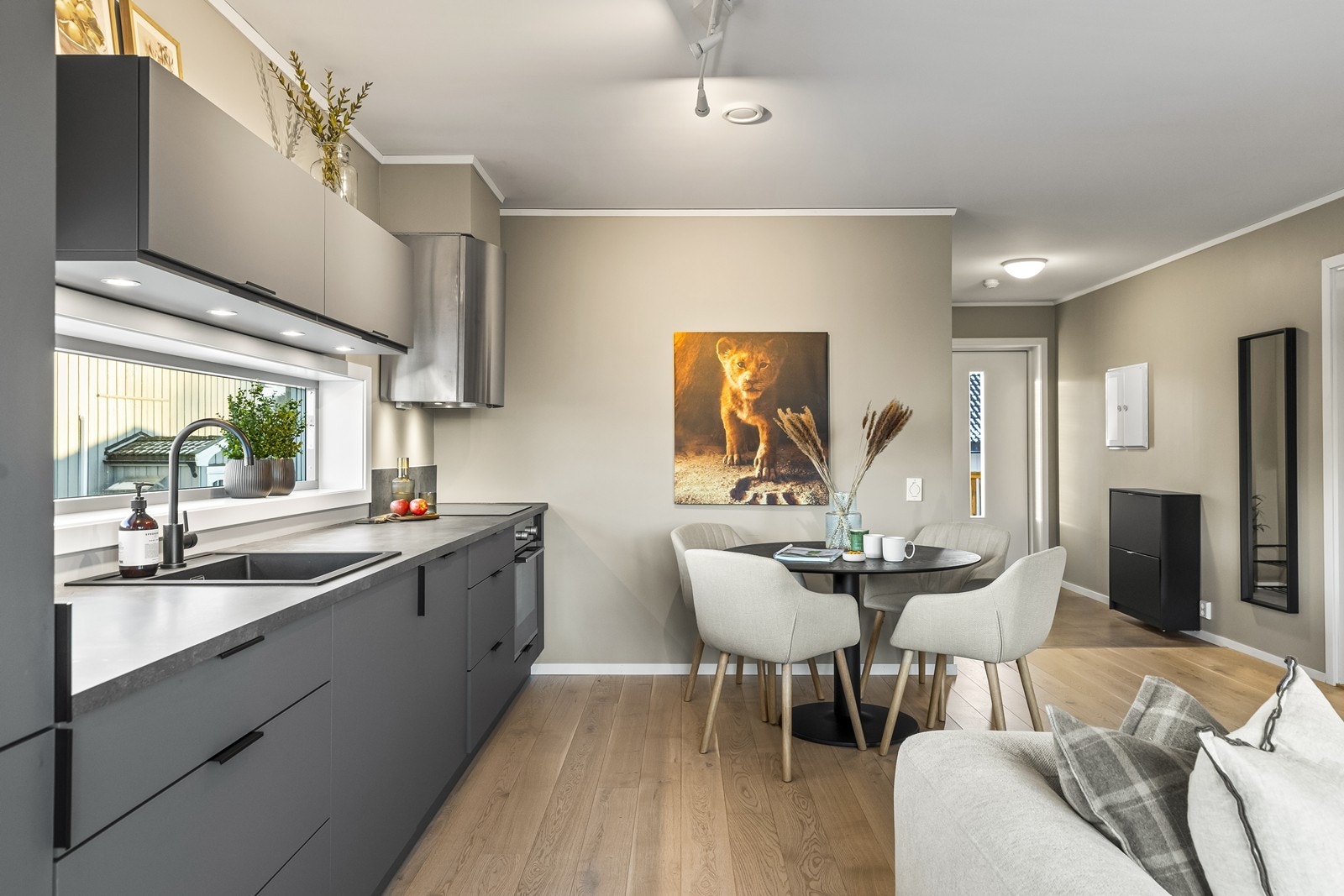 Laminatbenkeplate og glatte fronter preger kjøkkeninnredningen. Galleribilde