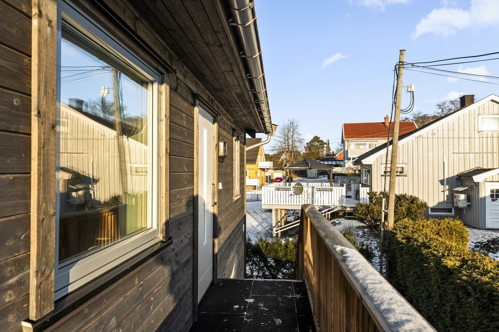 Inngangspartiet er kledd med liggende bordkledning og har en romslig adkomstvei. Galleribilde