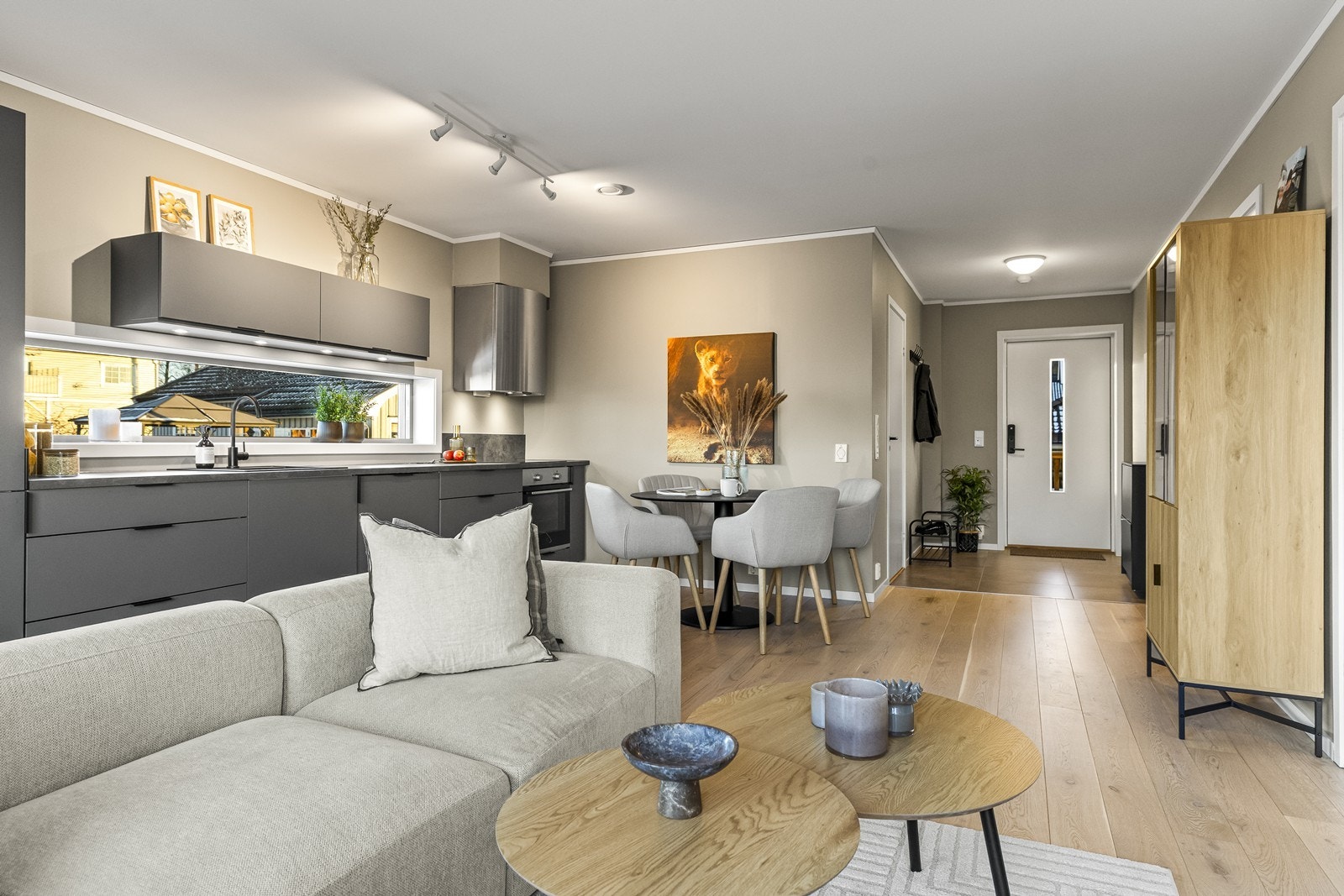 Direkte forbindelse til kjøkkenet gir en naturlig spiseplass i stuen. Galleribilde