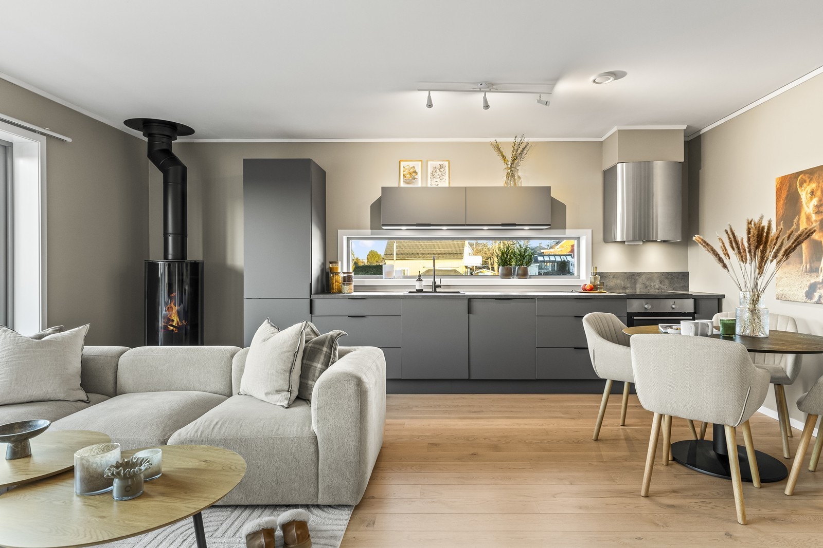 Kjøkkenet har integrerte hvitevarer og god benkeplass. Galleribilde