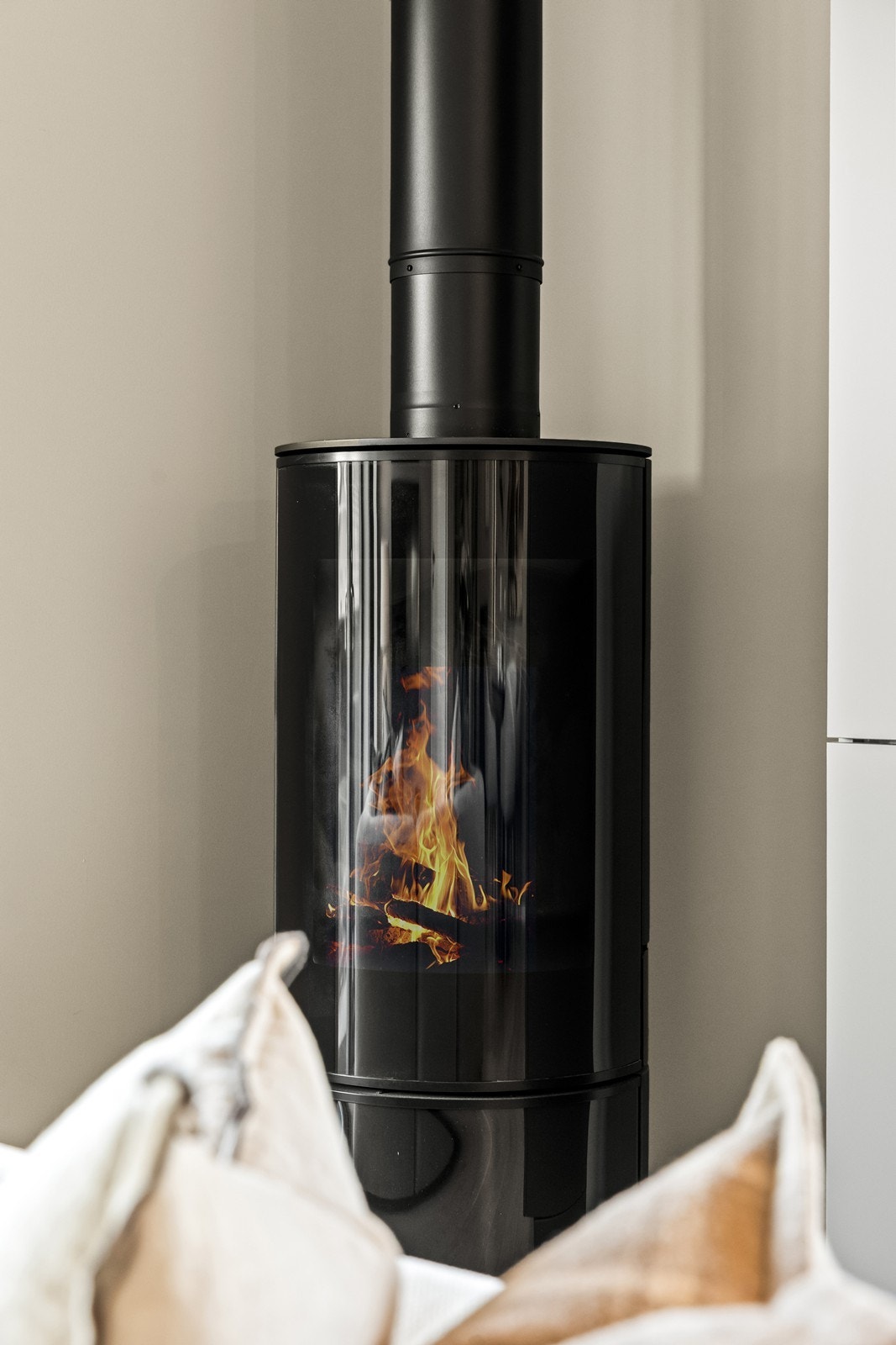 Vedovn i stålpipe gir effektiv oppvarming. Galleribilde