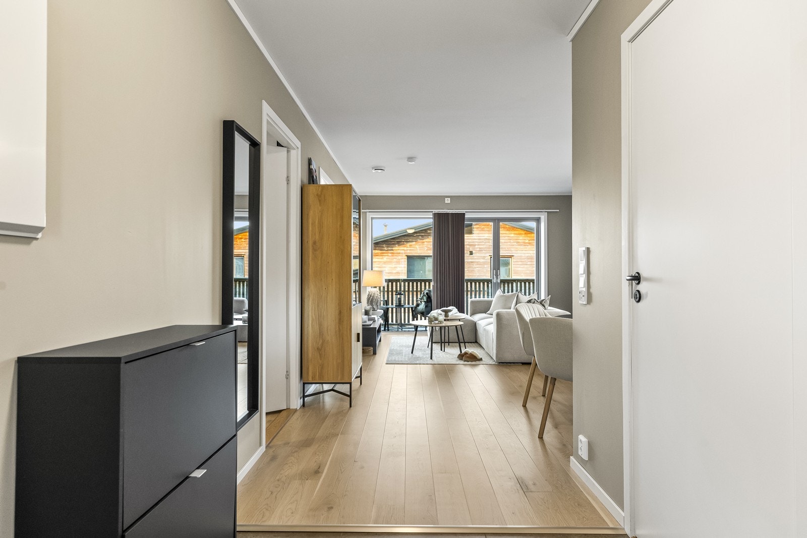 Fra entréen er det åpen forbindelse til stueområdet. Galleribilde