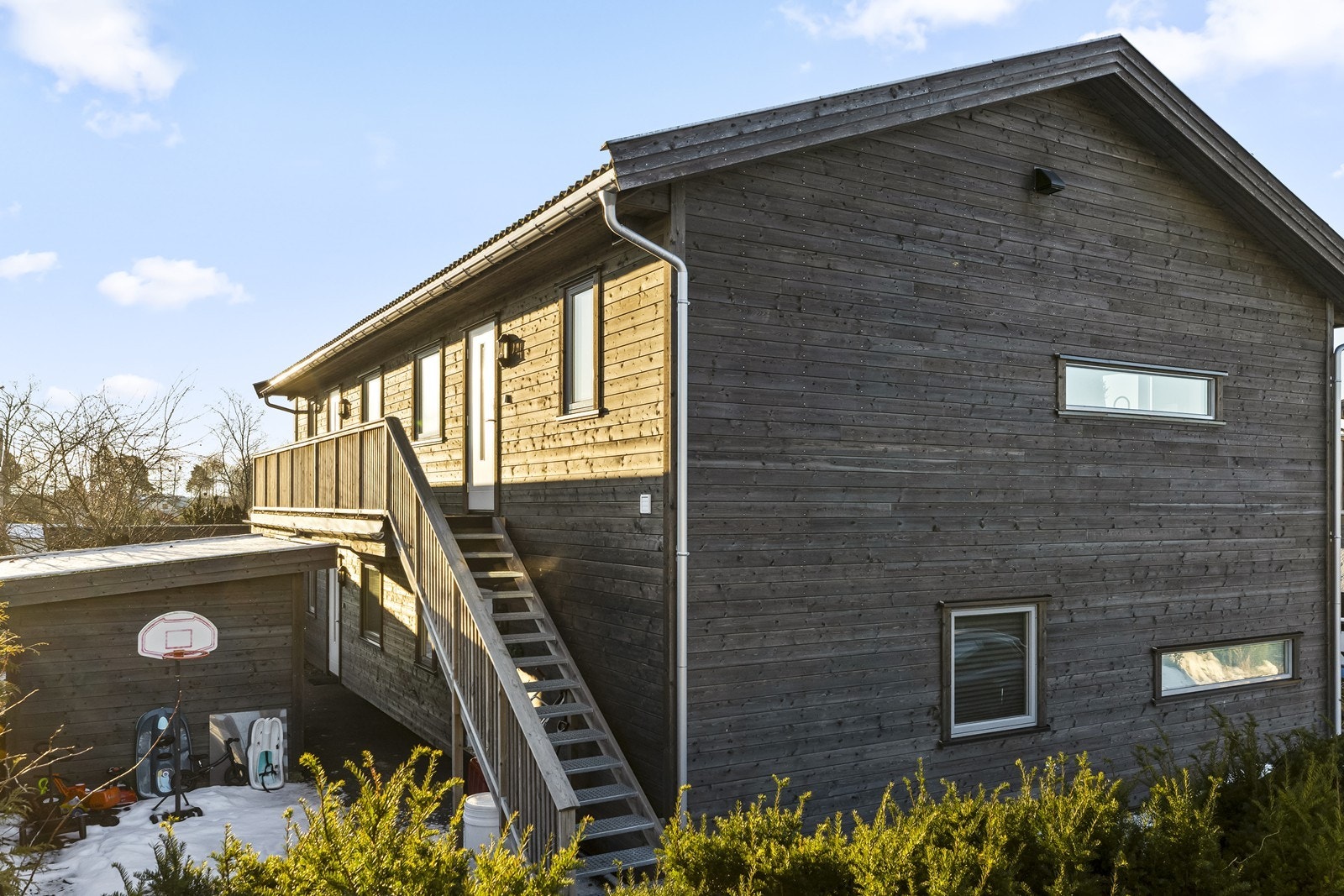 Utvendig trapp gir enkel tilgang til andre etasje. Galleribilde