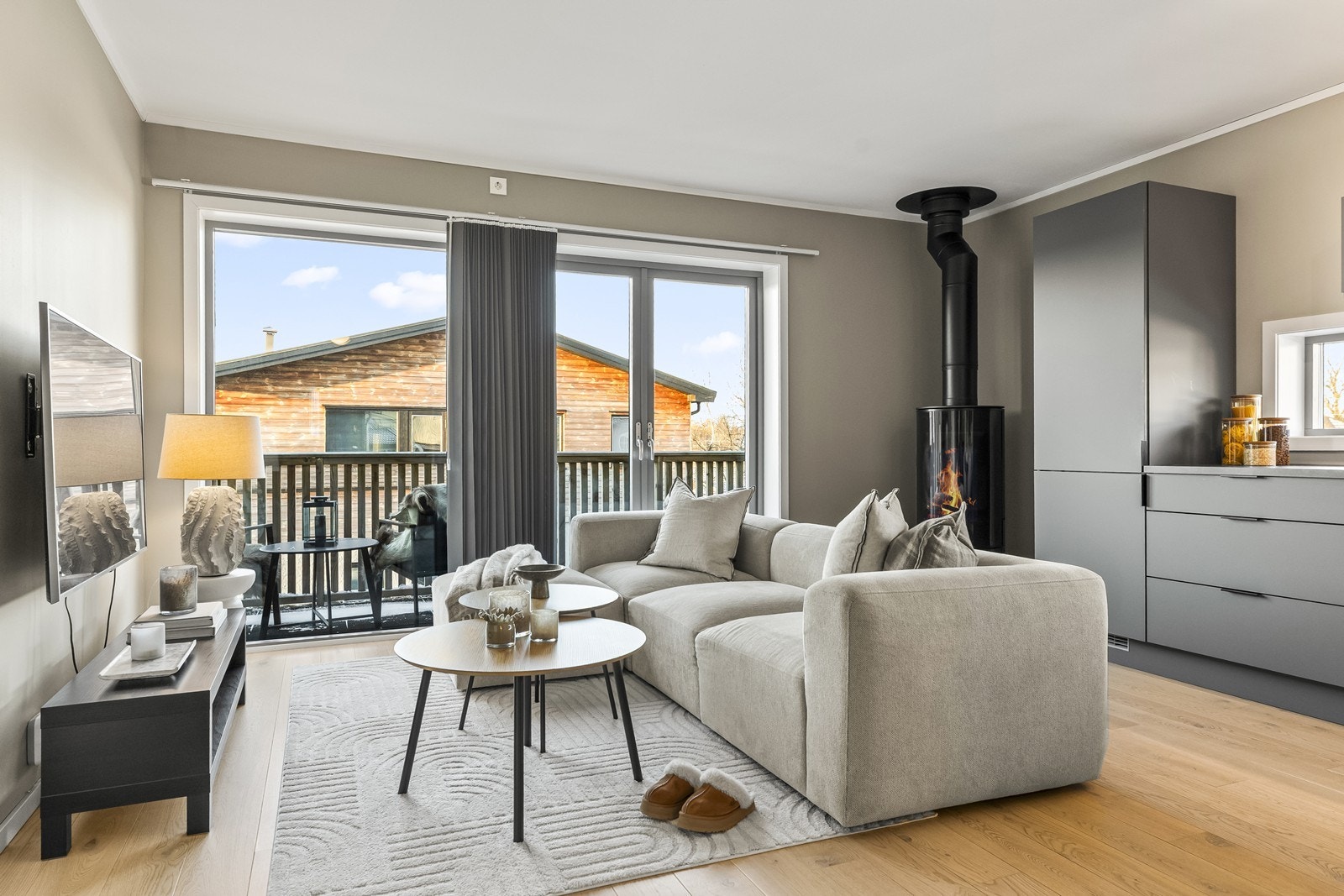 Vedovn bidrar med jevn varme i oppholdsrommet. Galleribilde