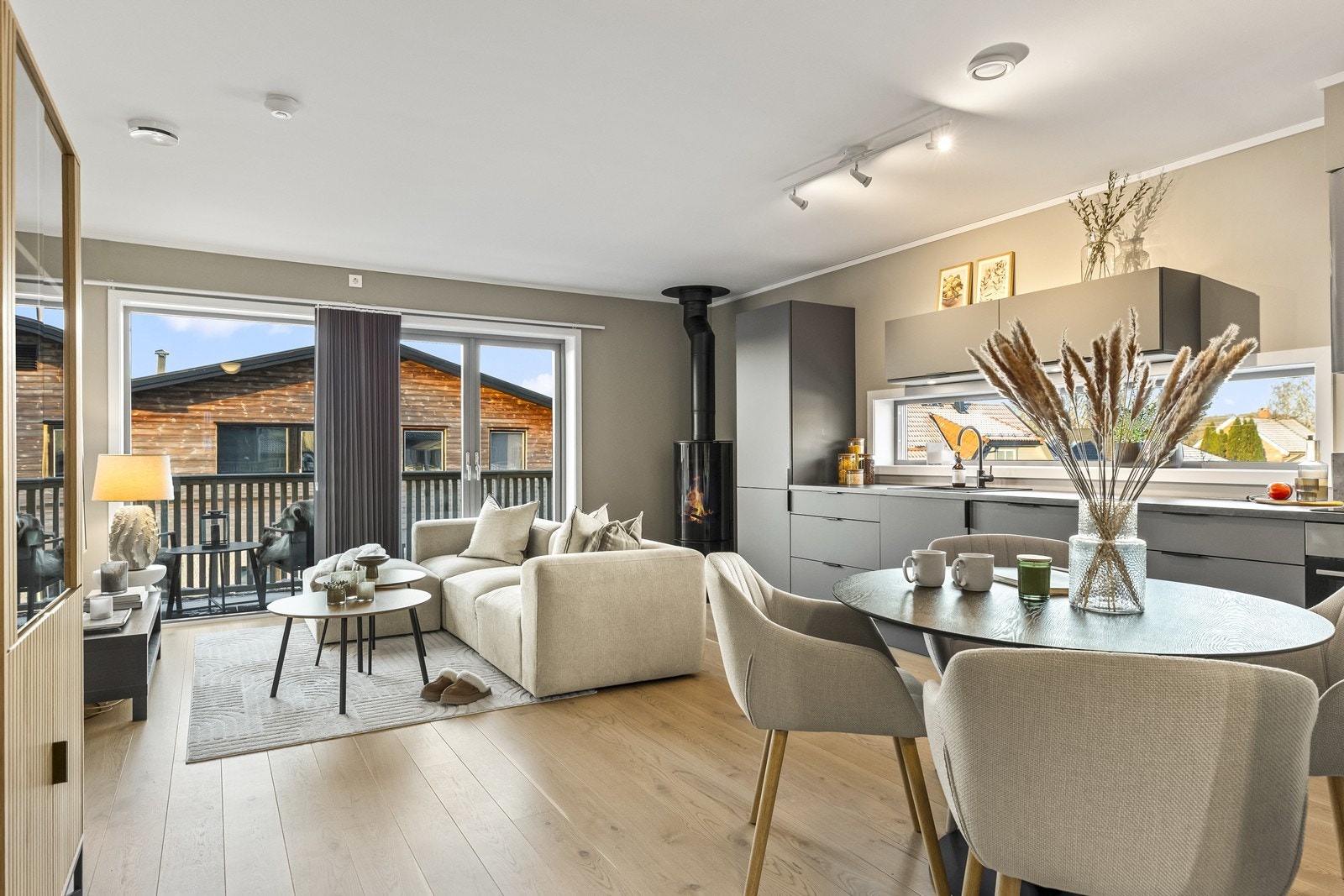 Åpen løsning mellom stue og kjøkken gir romslig oppholdsareal. Galleribilde