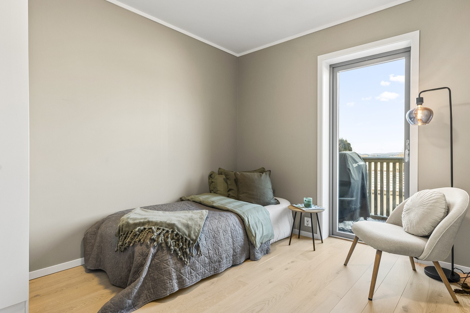 Utgang til balkong gir enkel tilgang til uteområdet og ekstra lysinnslipp. Galleribilde