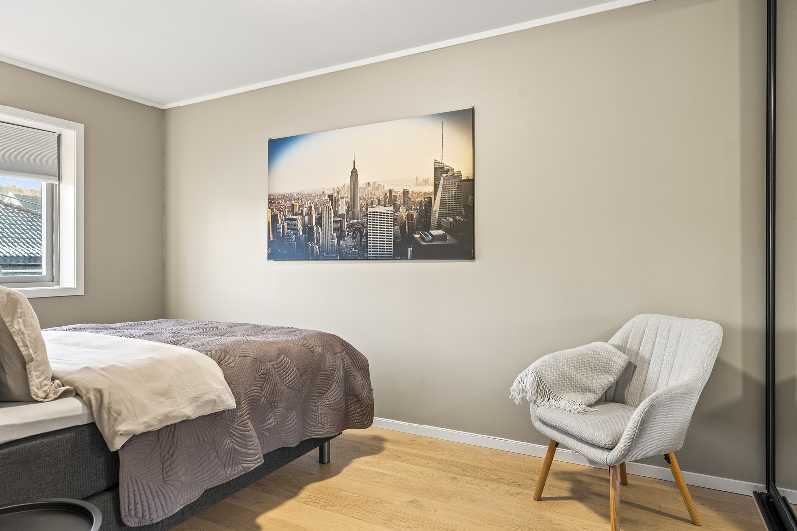 Rommet har parkett på gulvet og malte vegger, som gir et rent og ryddig uttrykk. Galleribilde